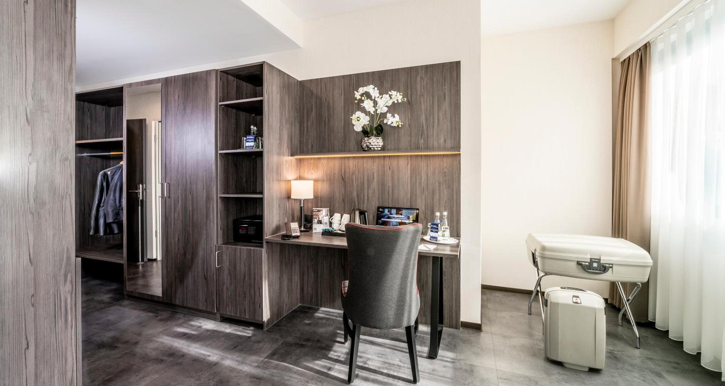 One-Bedroom Junior Suite with One Double and One Single Bed - Sofa Bed - Photo 4