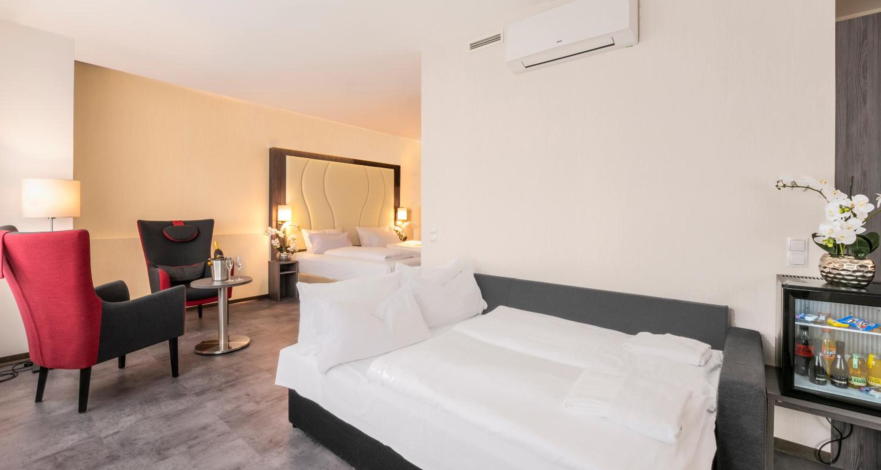 One-Bedroom Junior Suite with One Double and One Single Bed - Sofa Bed - Photo 11