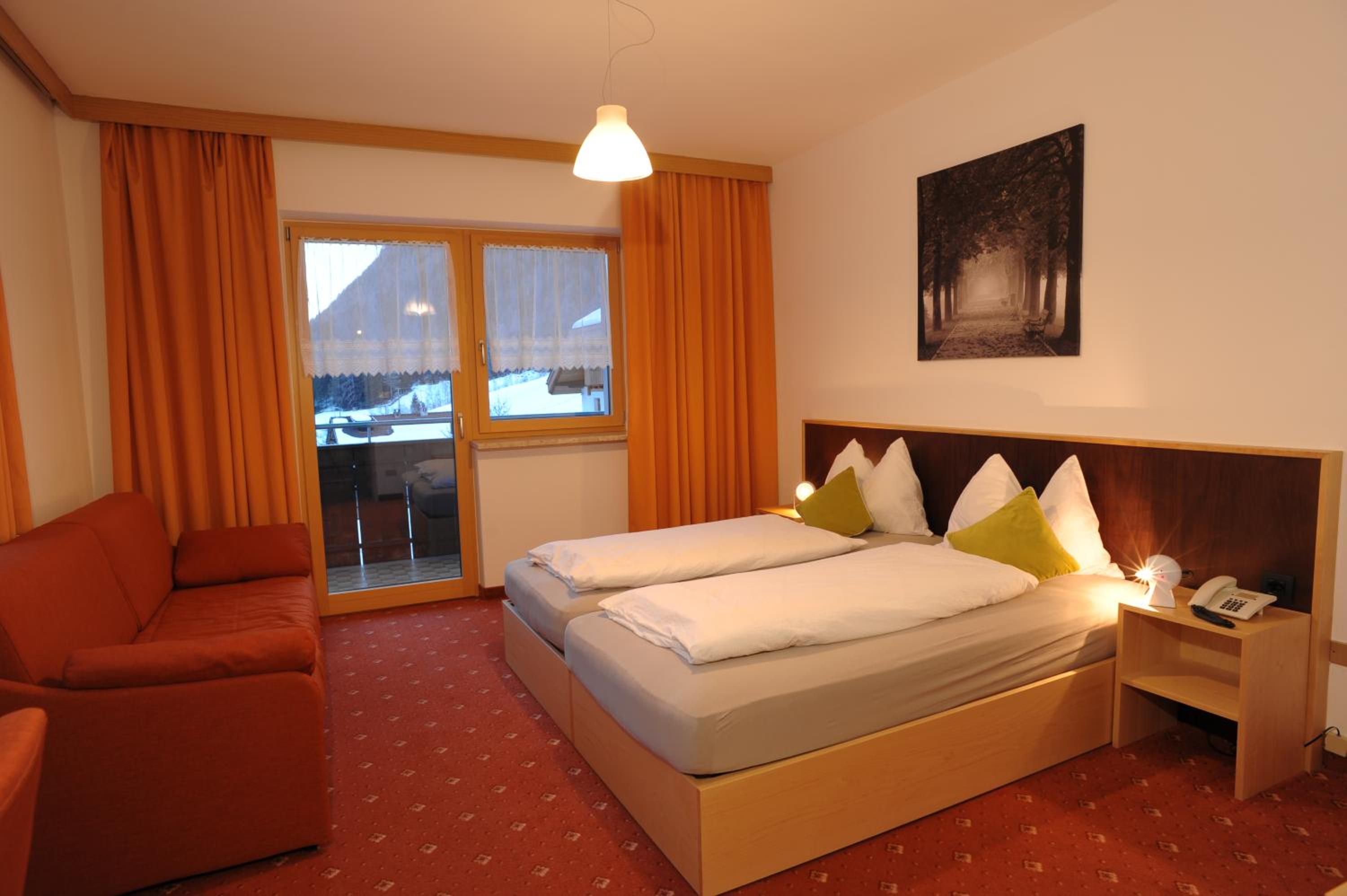 Double Room with Balcony - Photo 4