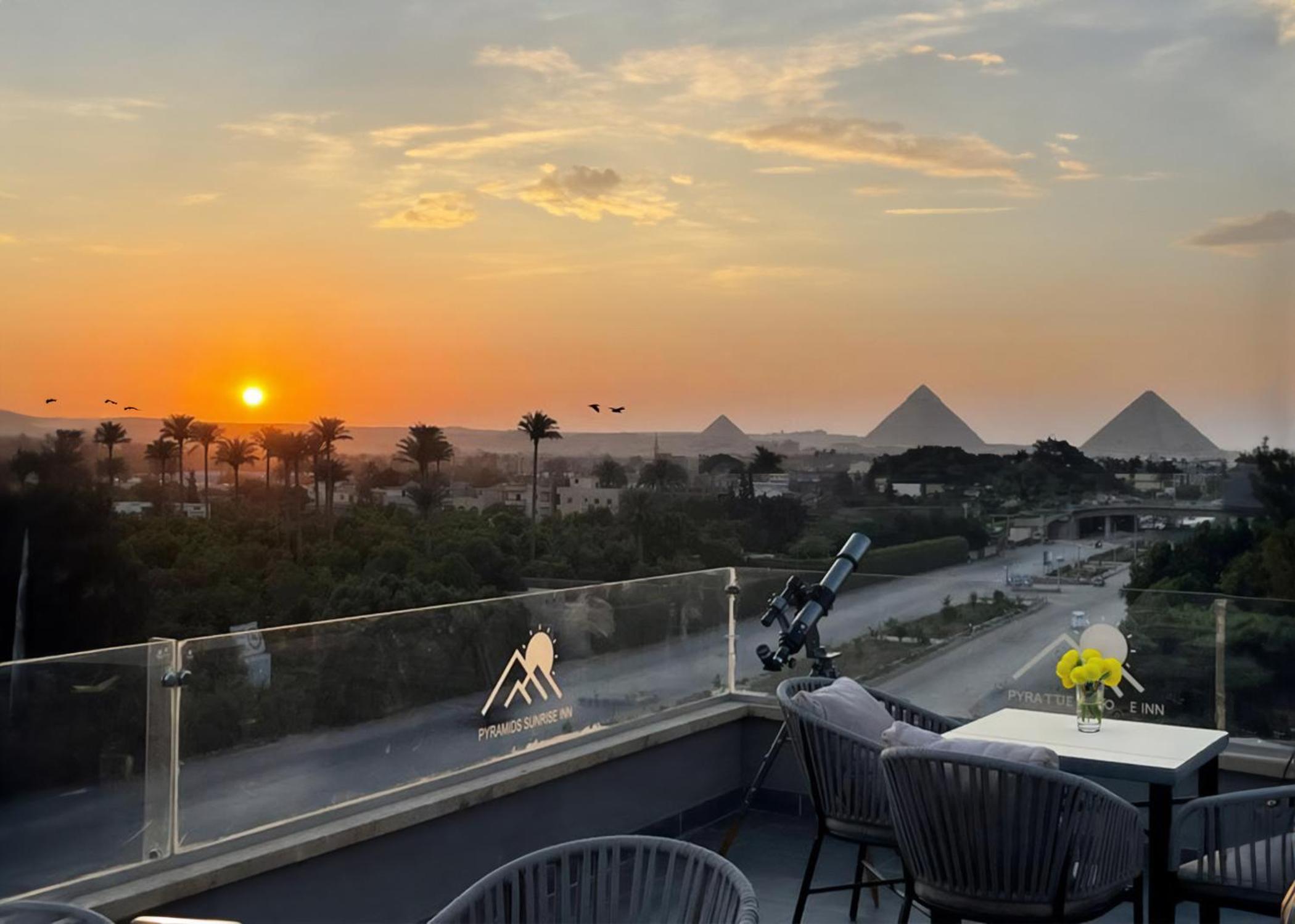 Deluxe Double or Twin Room with Balcony - Pyramids View photo 3