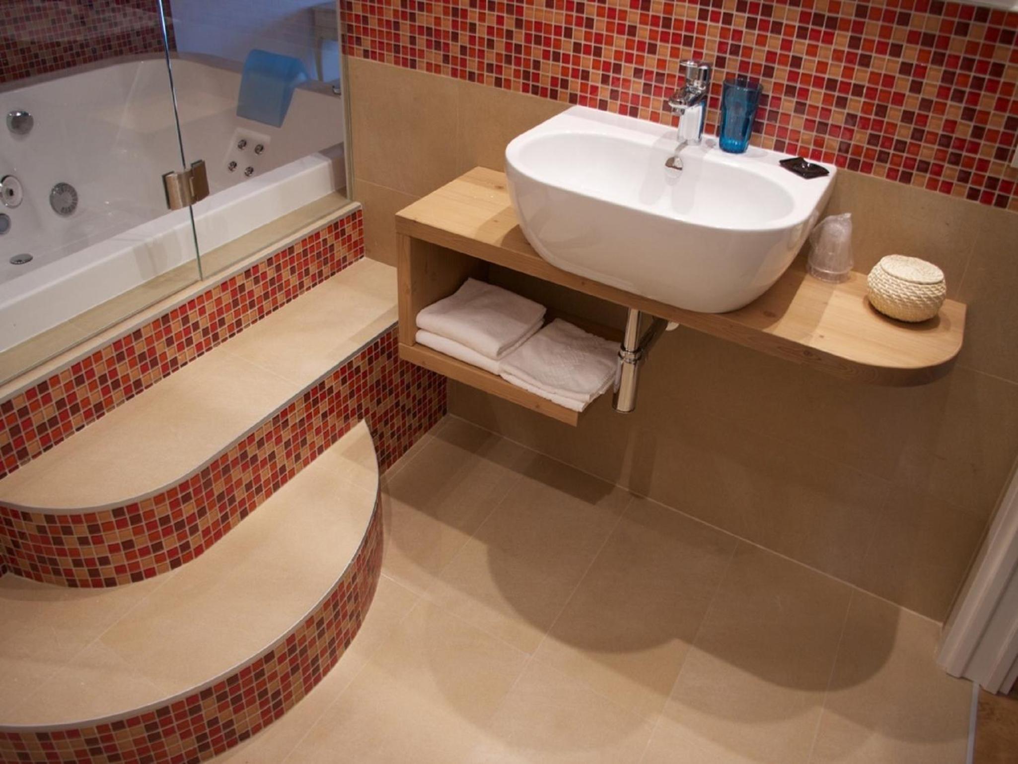 King Suite with Spa Bath photo 3