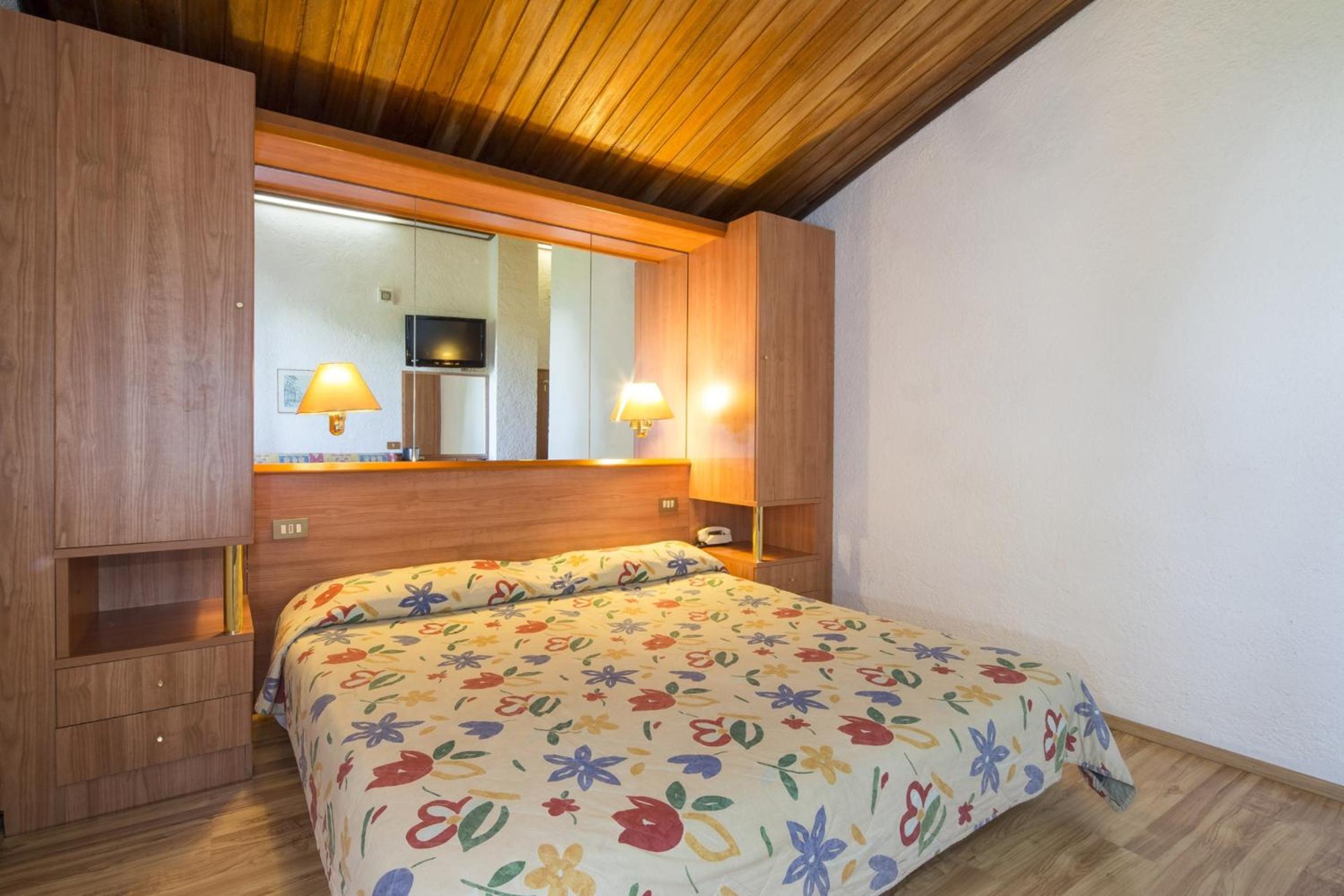 Double or Twin Room - Photo 5