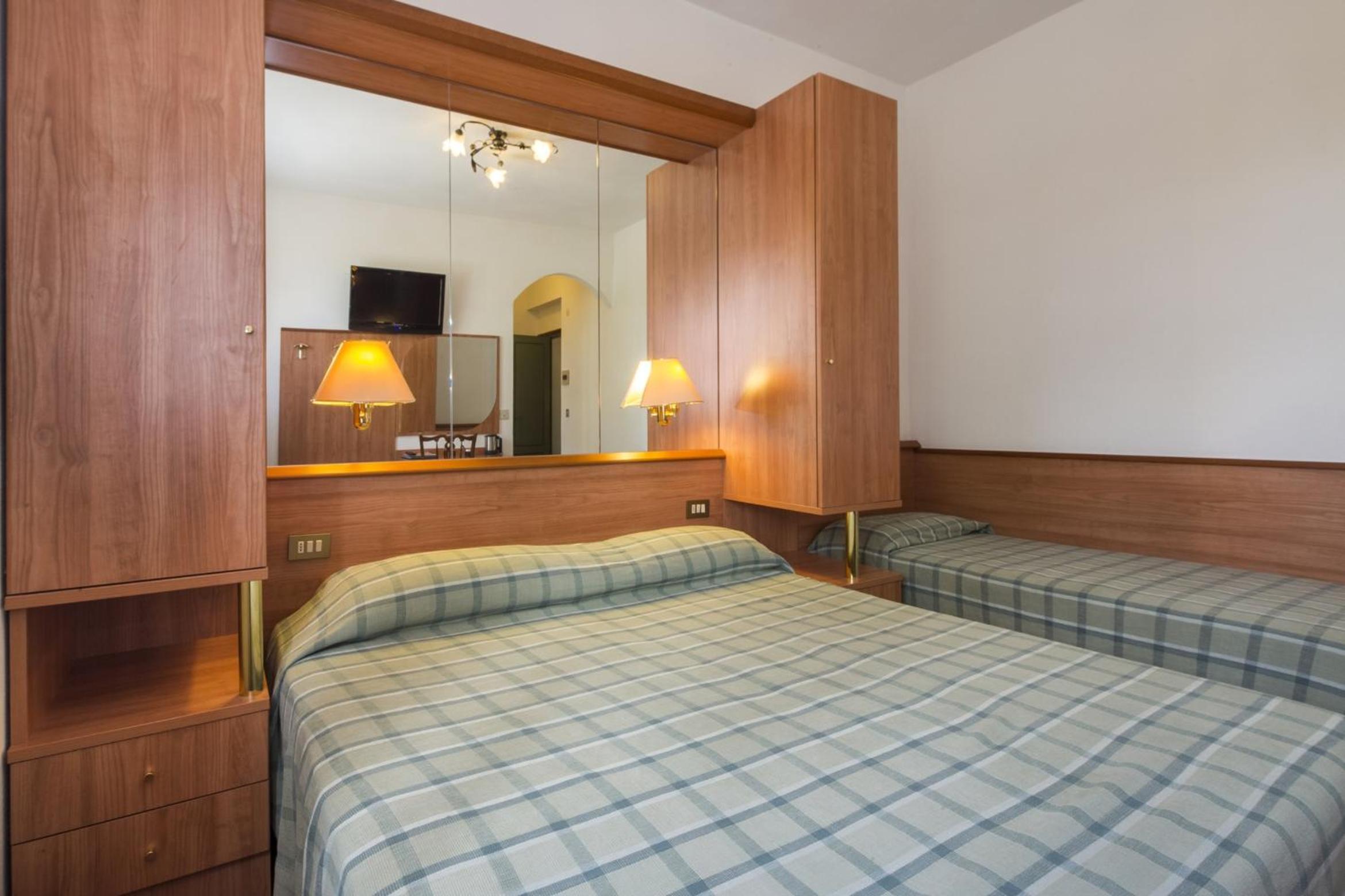 Double Room with Extra Bed - Photo 1
