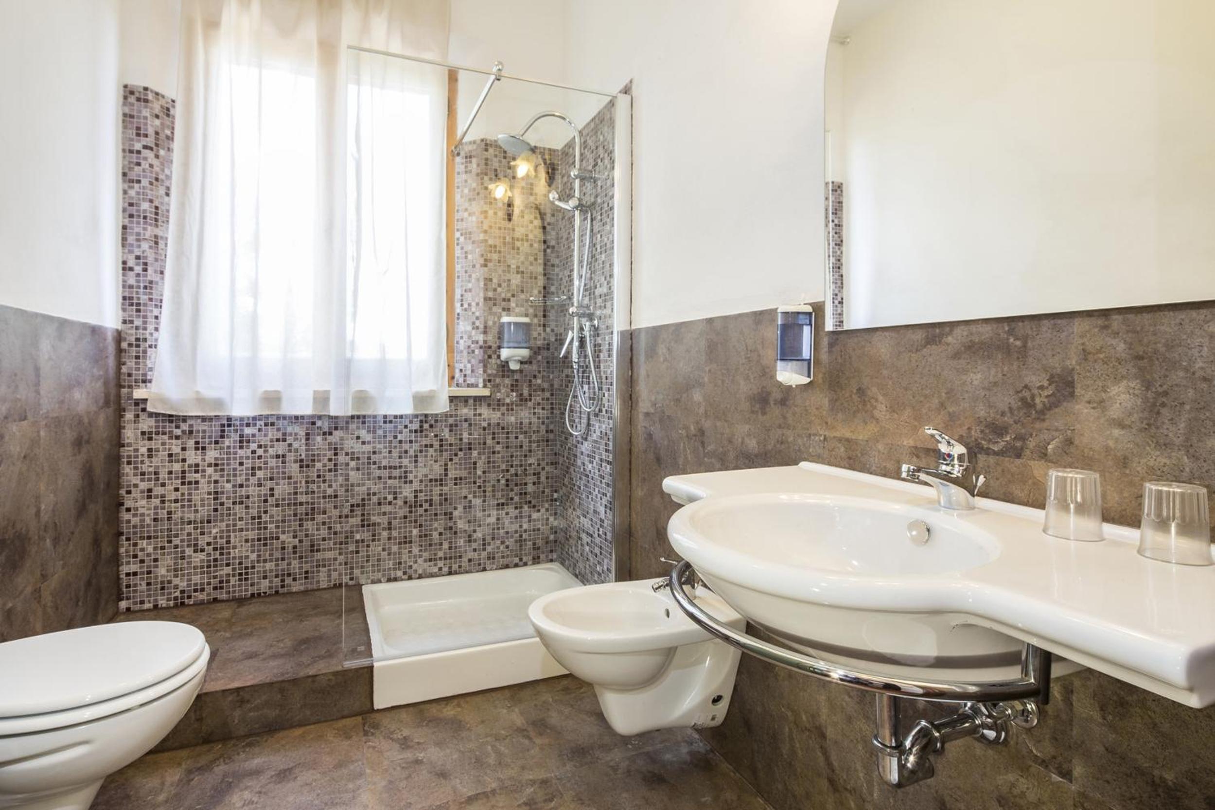 Double or Twin Room - Photo 6