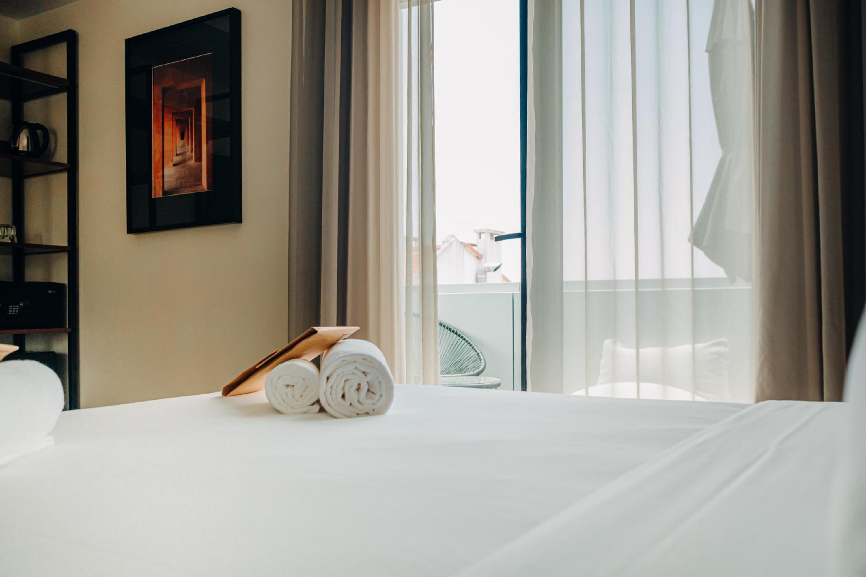 Double Room with Balcony - Photo 11