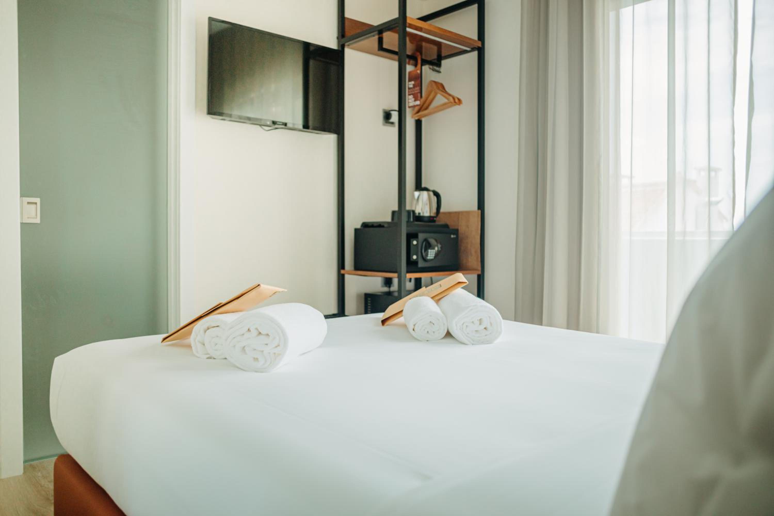 Double Room with Balcony - Photo 12