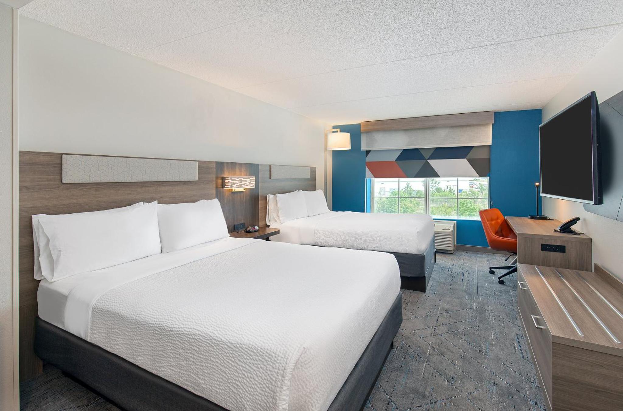 Queen Suite with Two Queen Beds - Photo 2