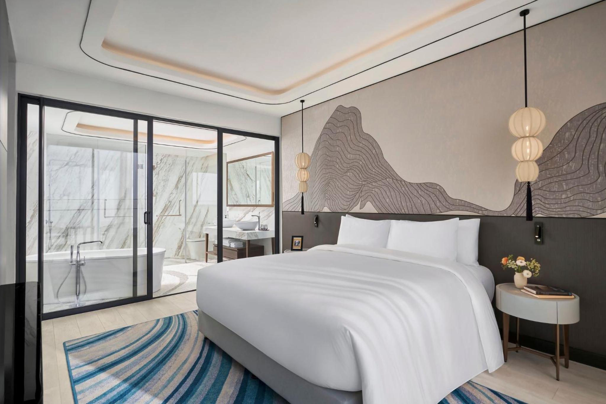 One Bedroom Seaview Suite with Balcony - Photo 3