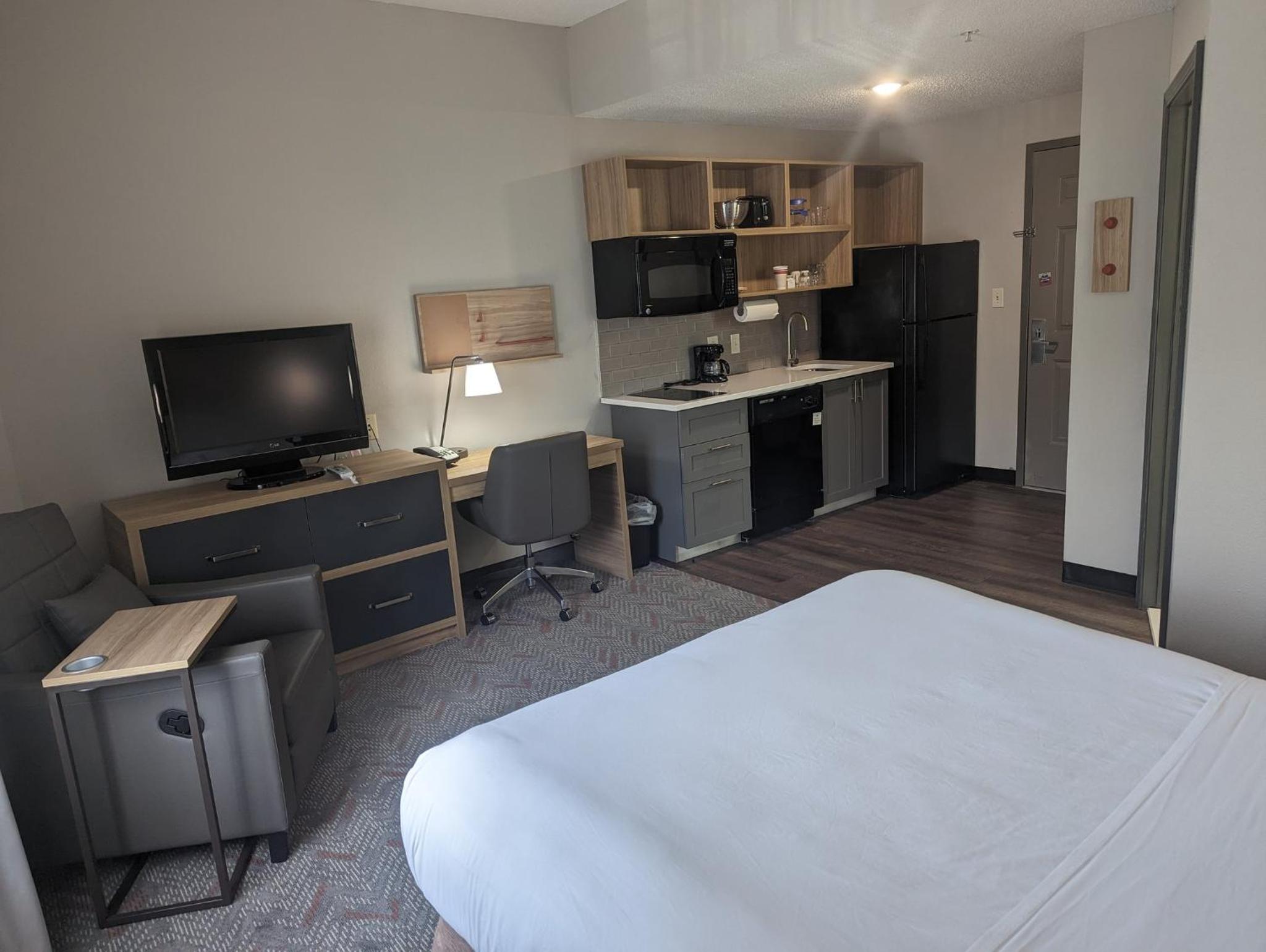 Studio Queen Suite - Photo 1