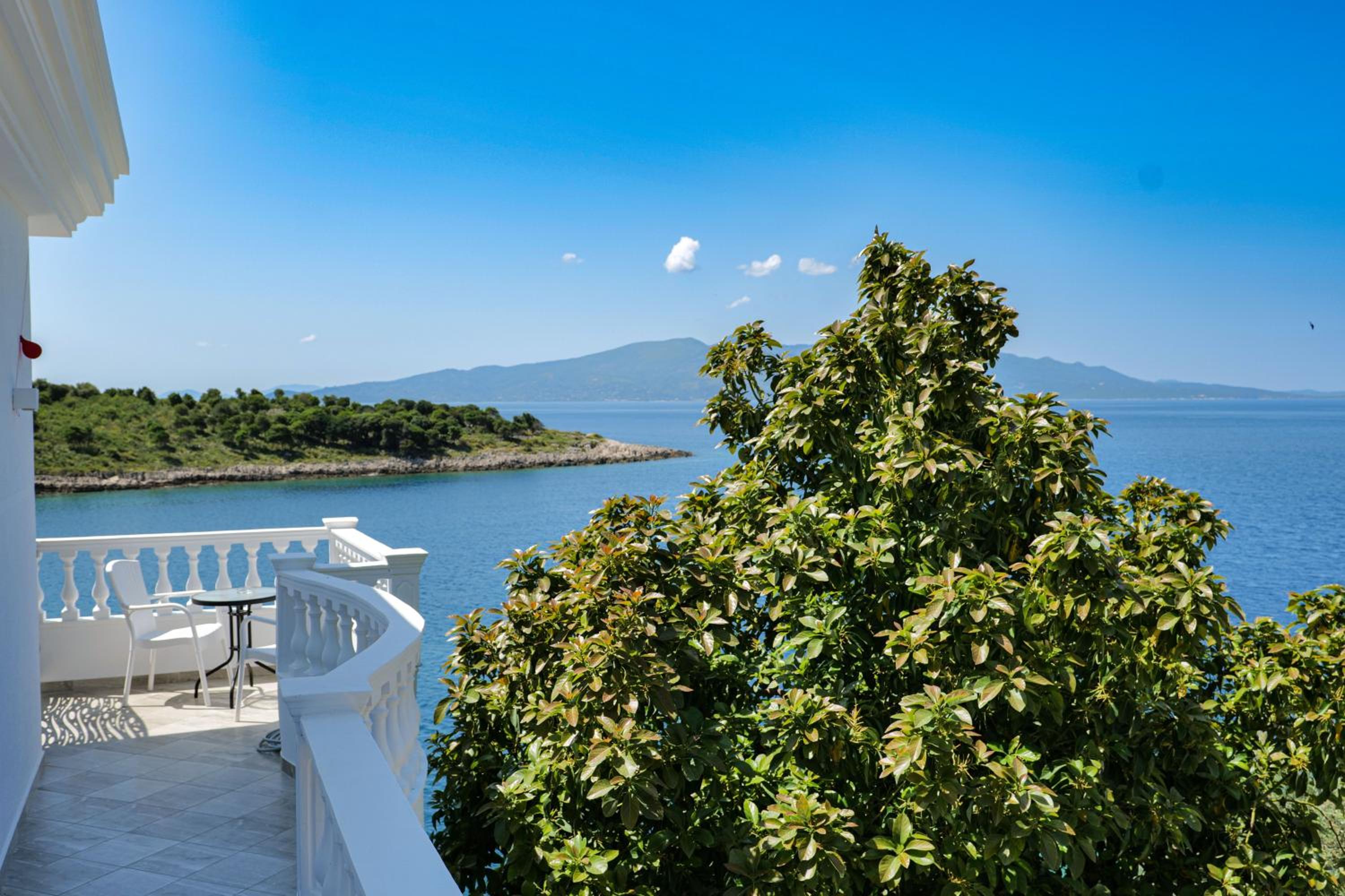 Superior Triple Room with Balcony and Sea View photo 3