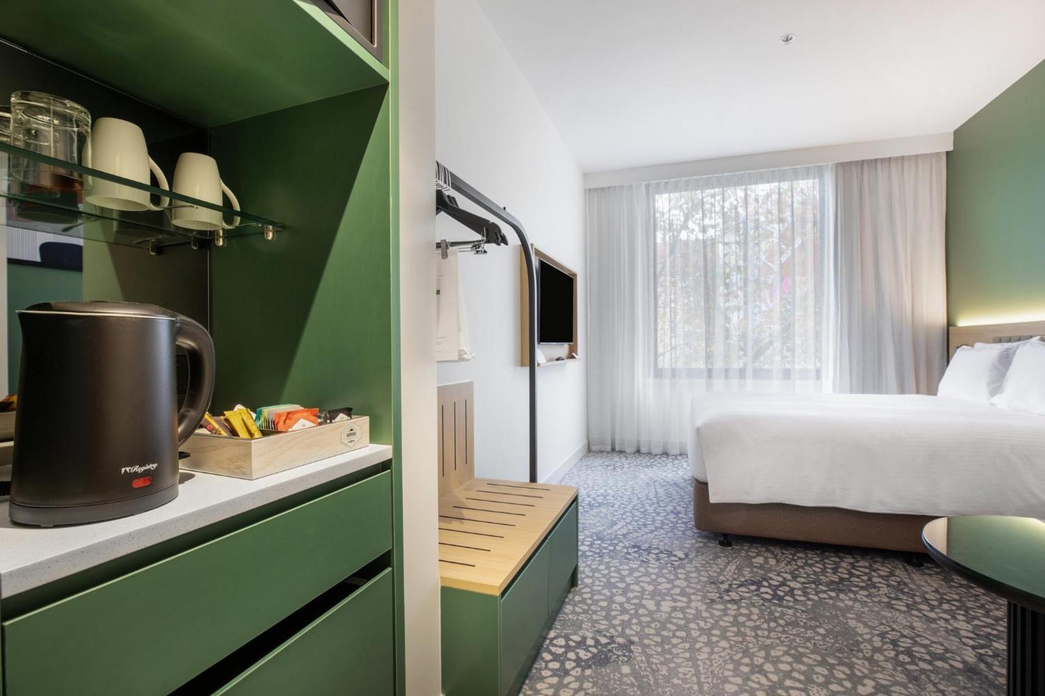 Premium King Room - Photo 7