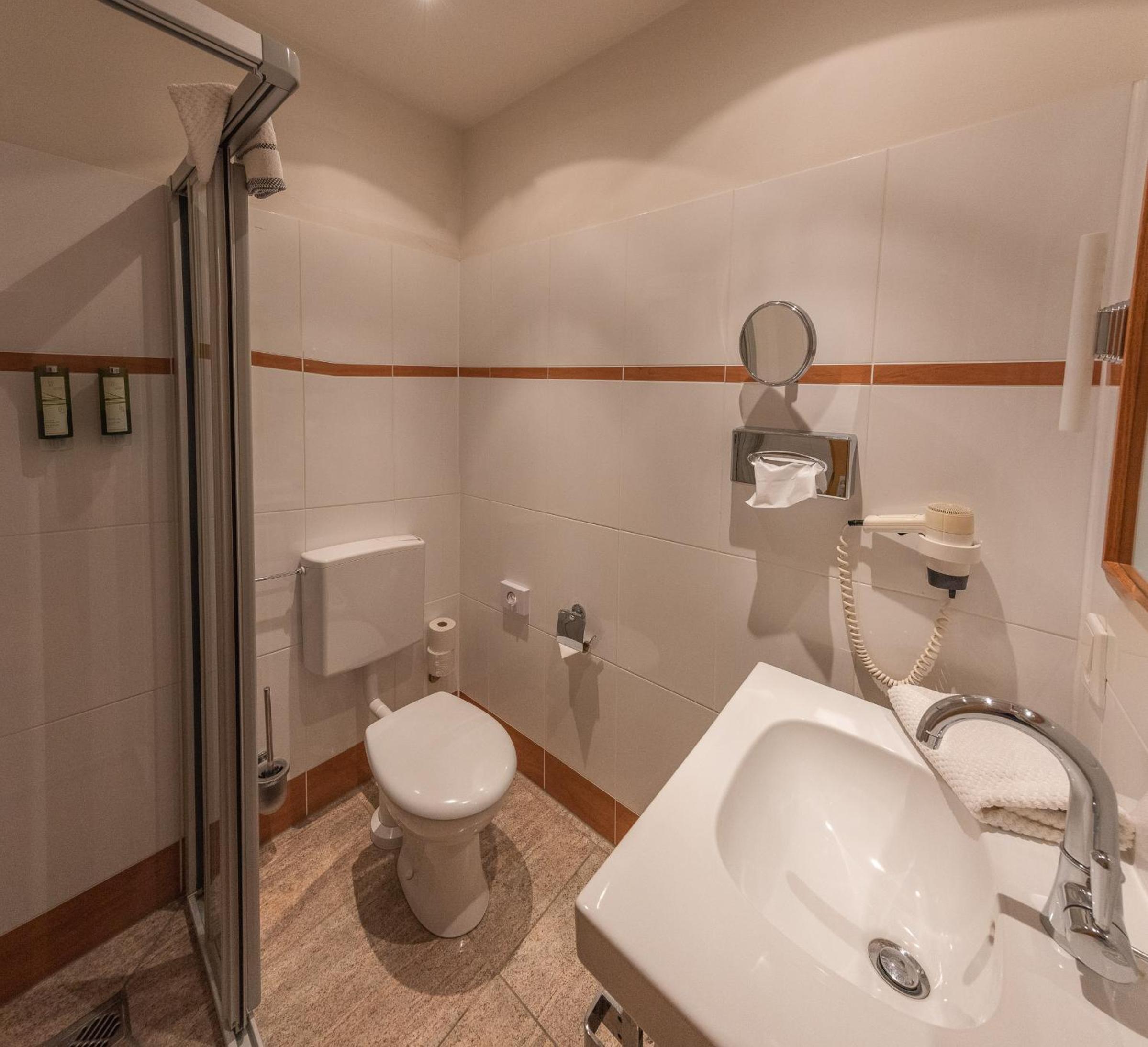 Small Double Room - Photo 5