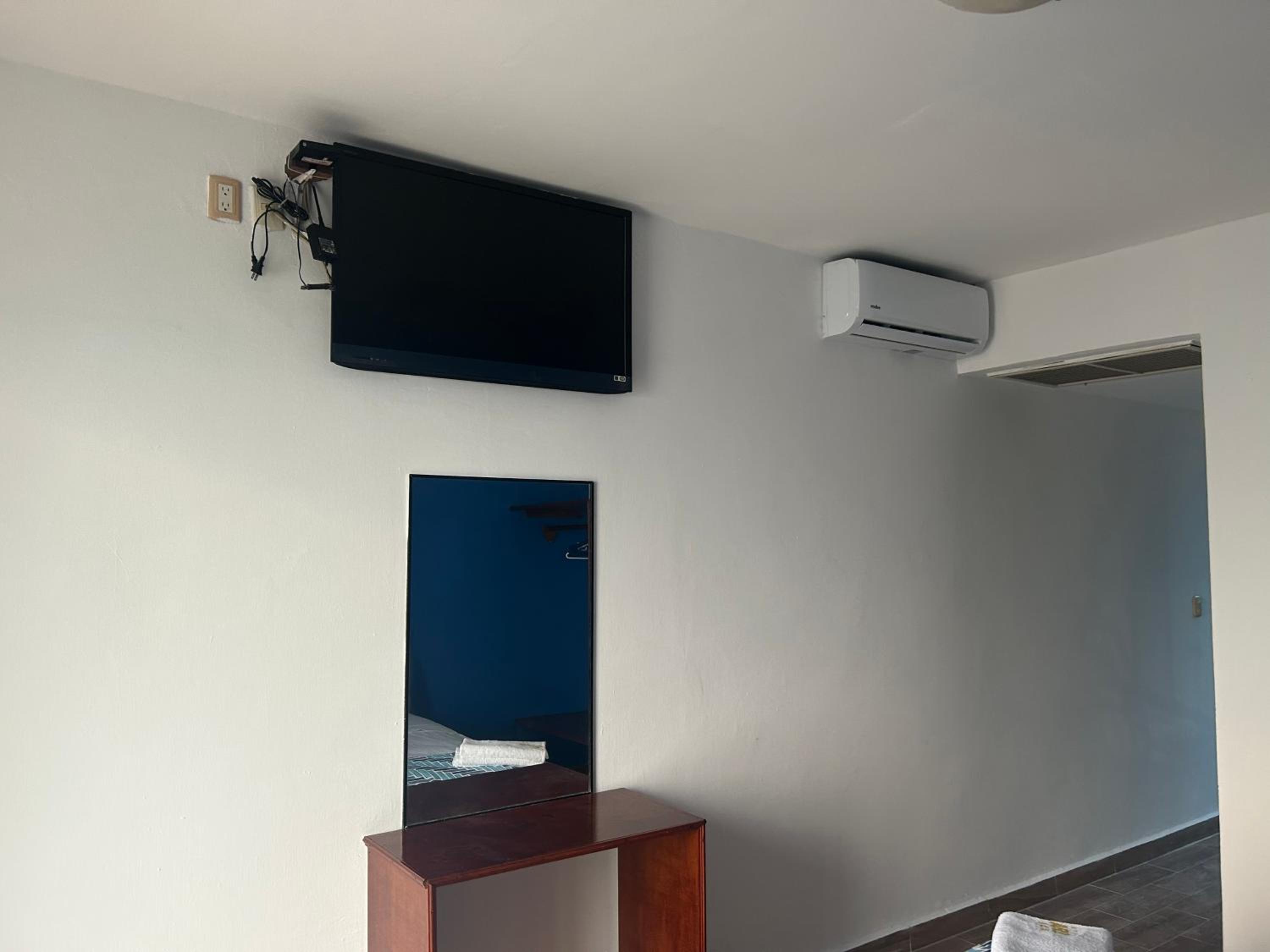 Twin Room with Sea View - Photo 8