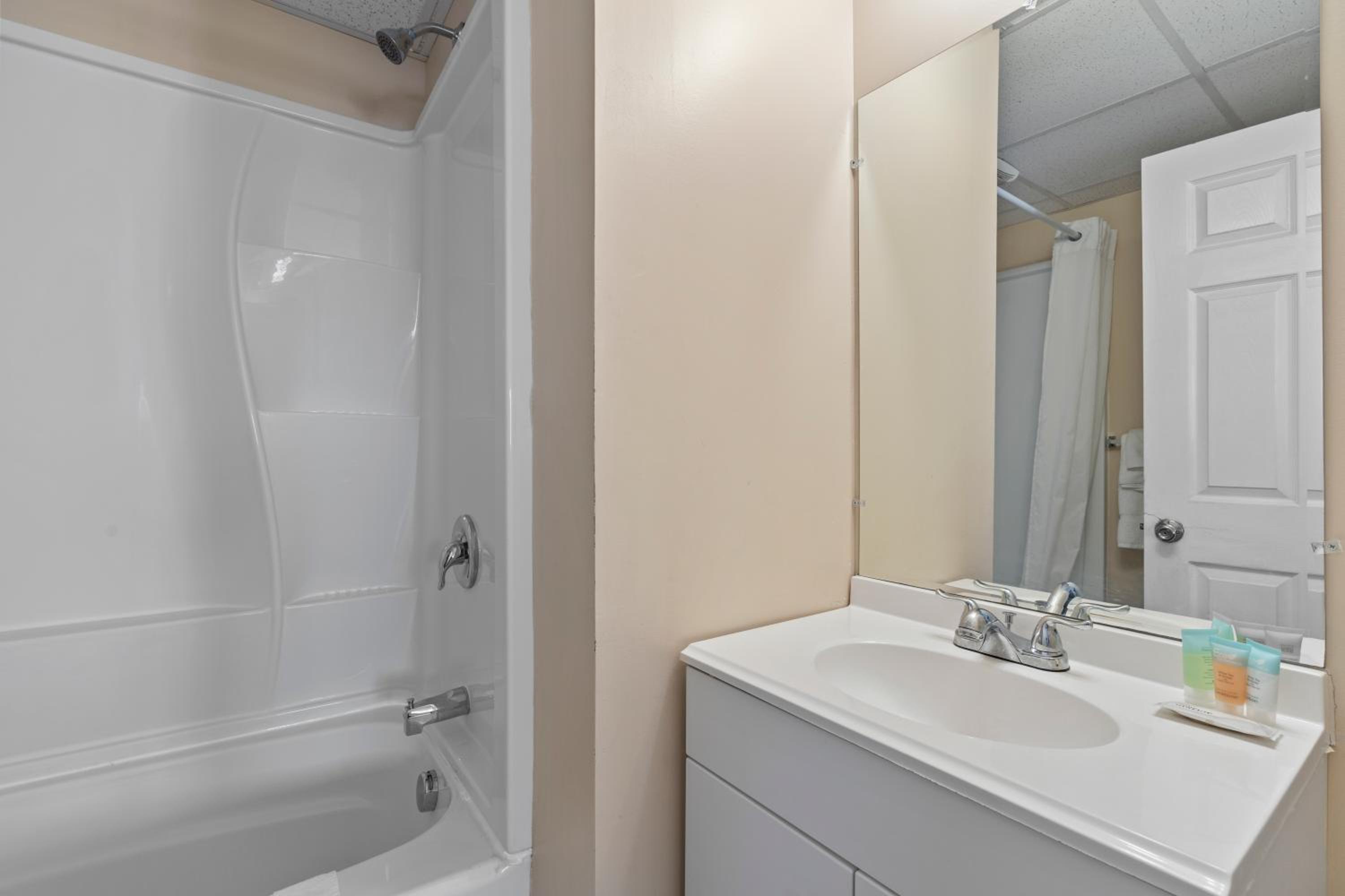 Two-Bedroom Suite - Photo 3