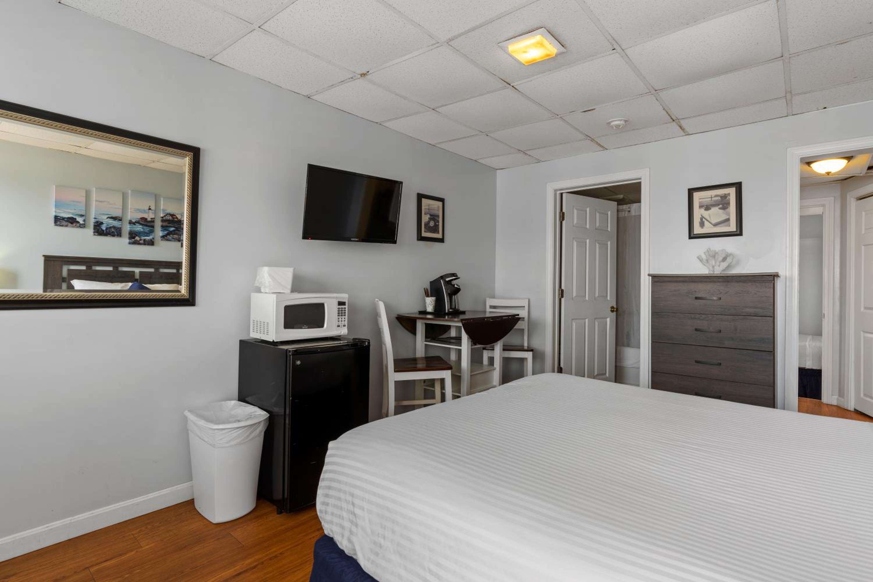 Two-Bedroom Suite - Photo 6