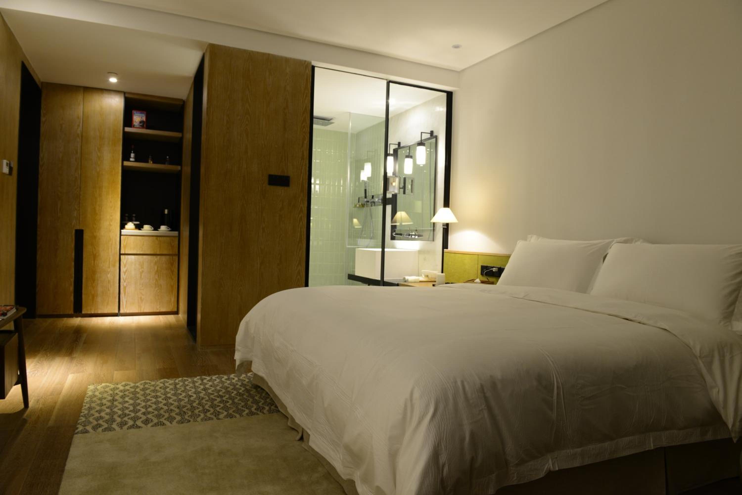 Queen Room photo 3