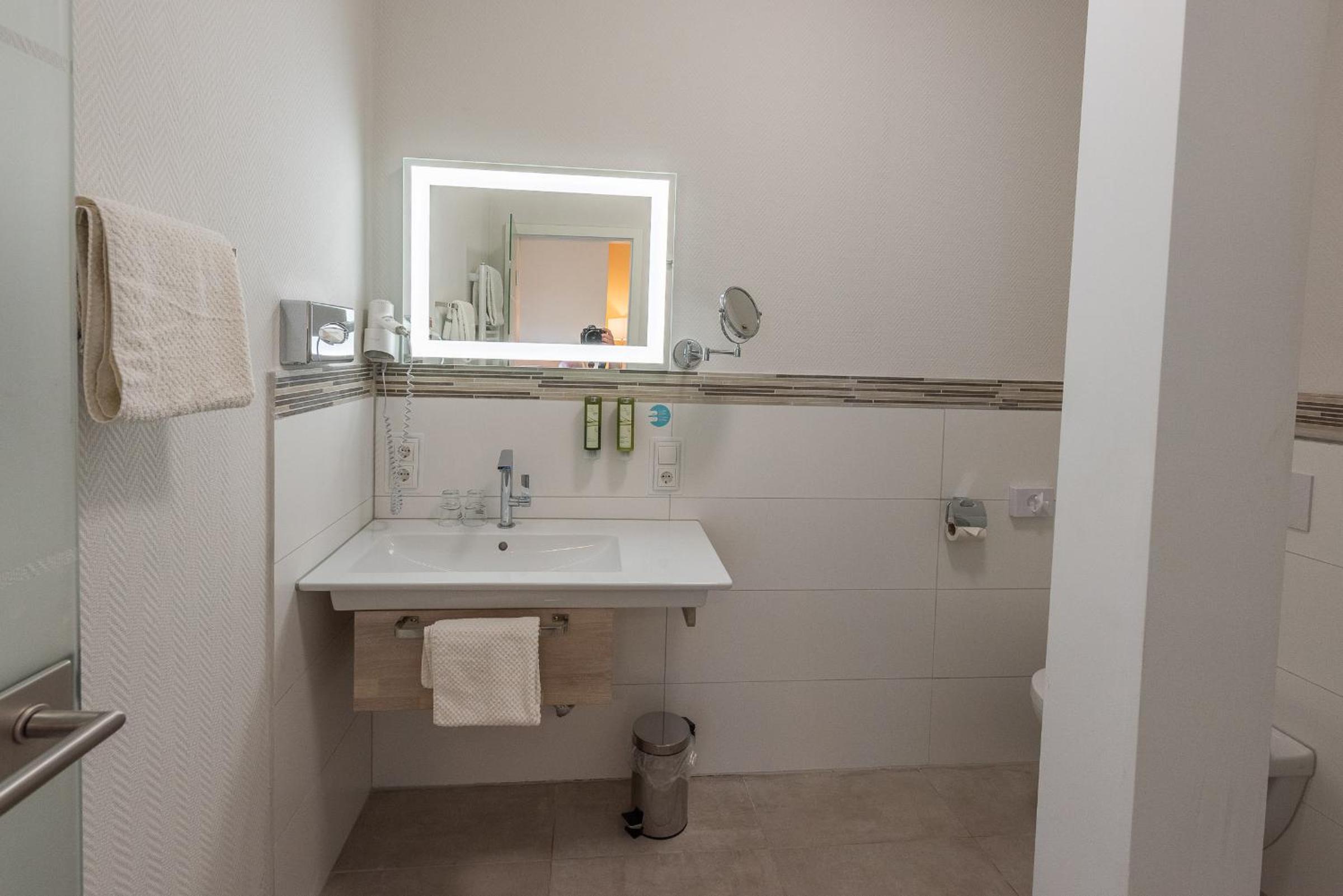 Deluxe Double Room with Balcony - Photo 6