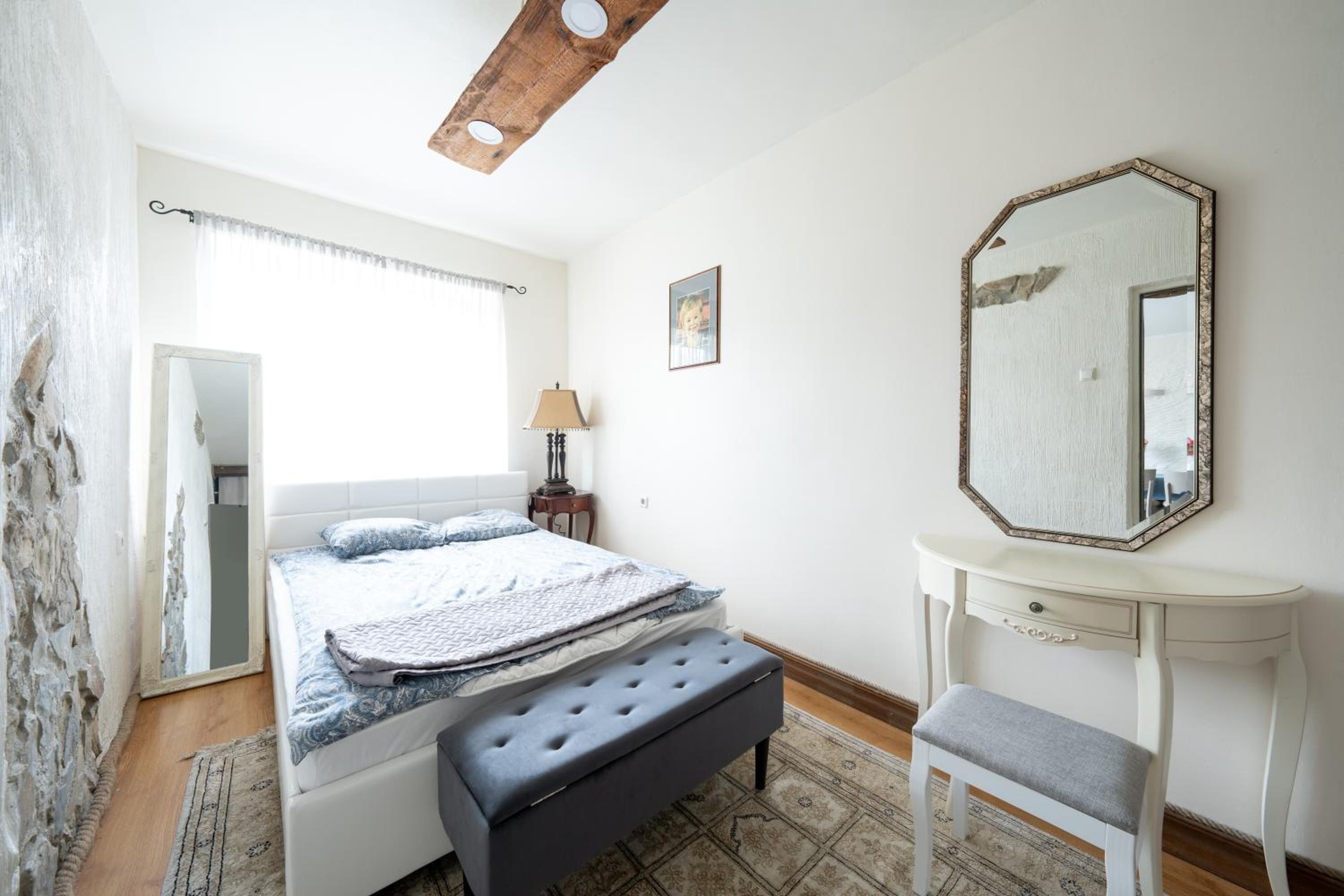 One-Bedroom Apartment photo 1