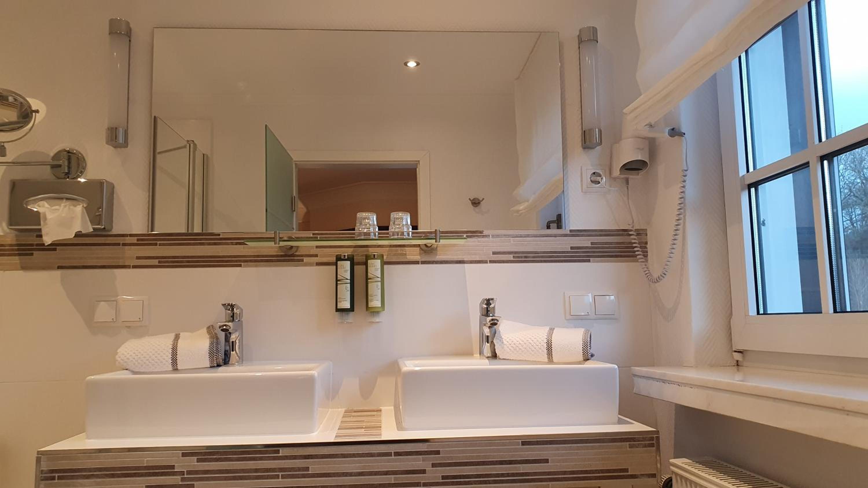 Quadruple Room with Balcony - Photo 2