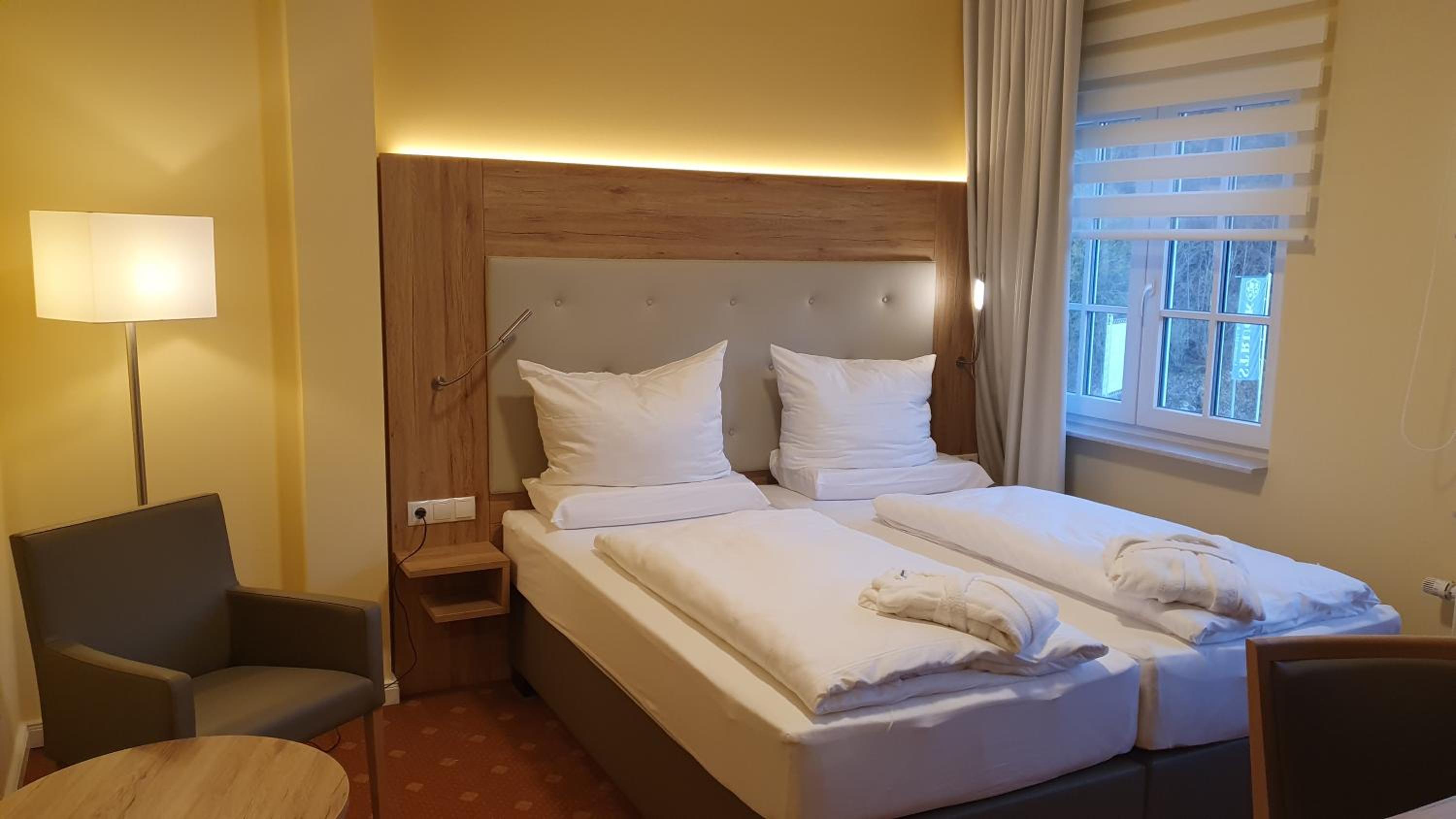 Quadruple Room with Balcony - Photo 5