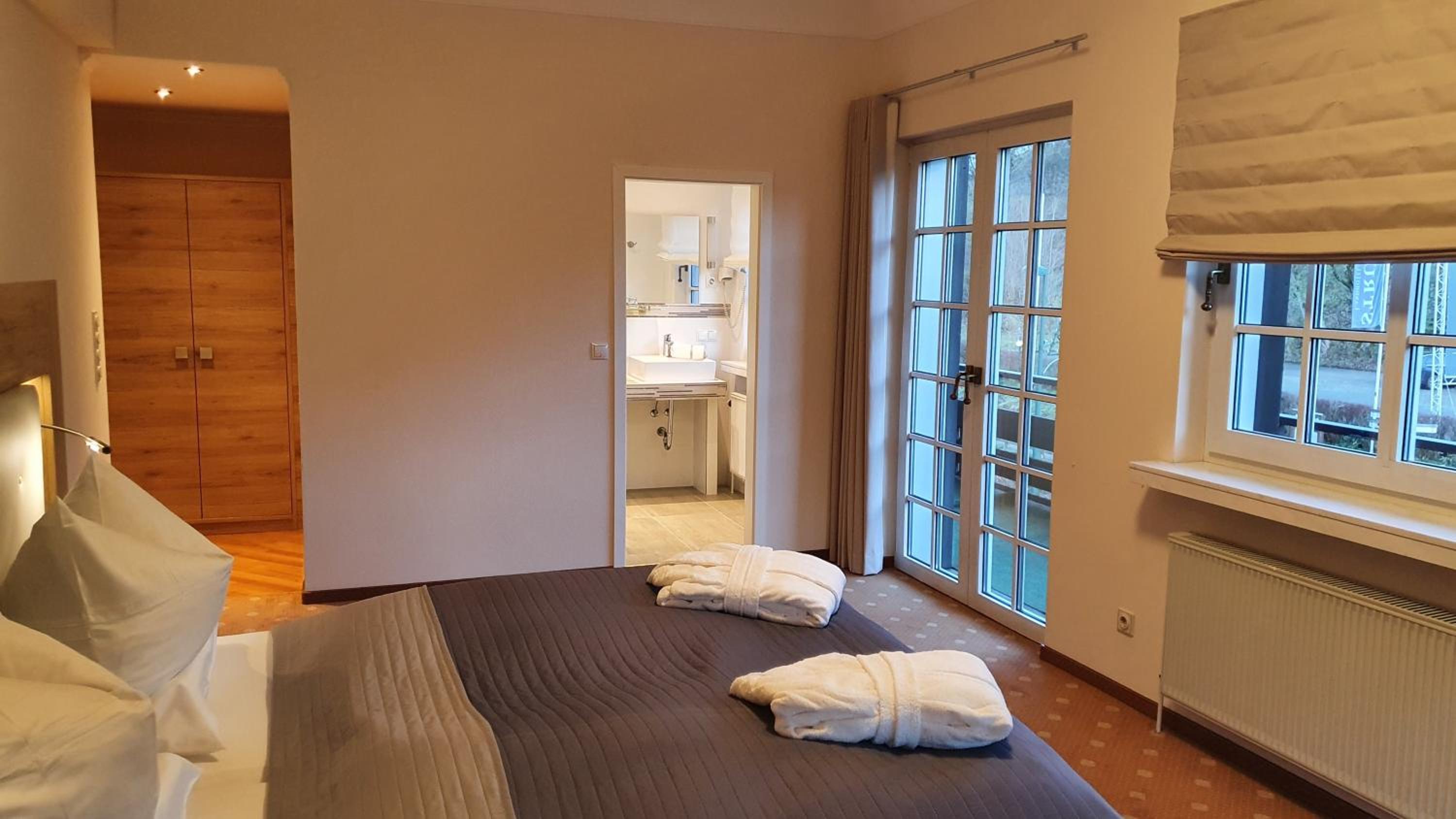 Quadruple Room with Balcony - Photo 3