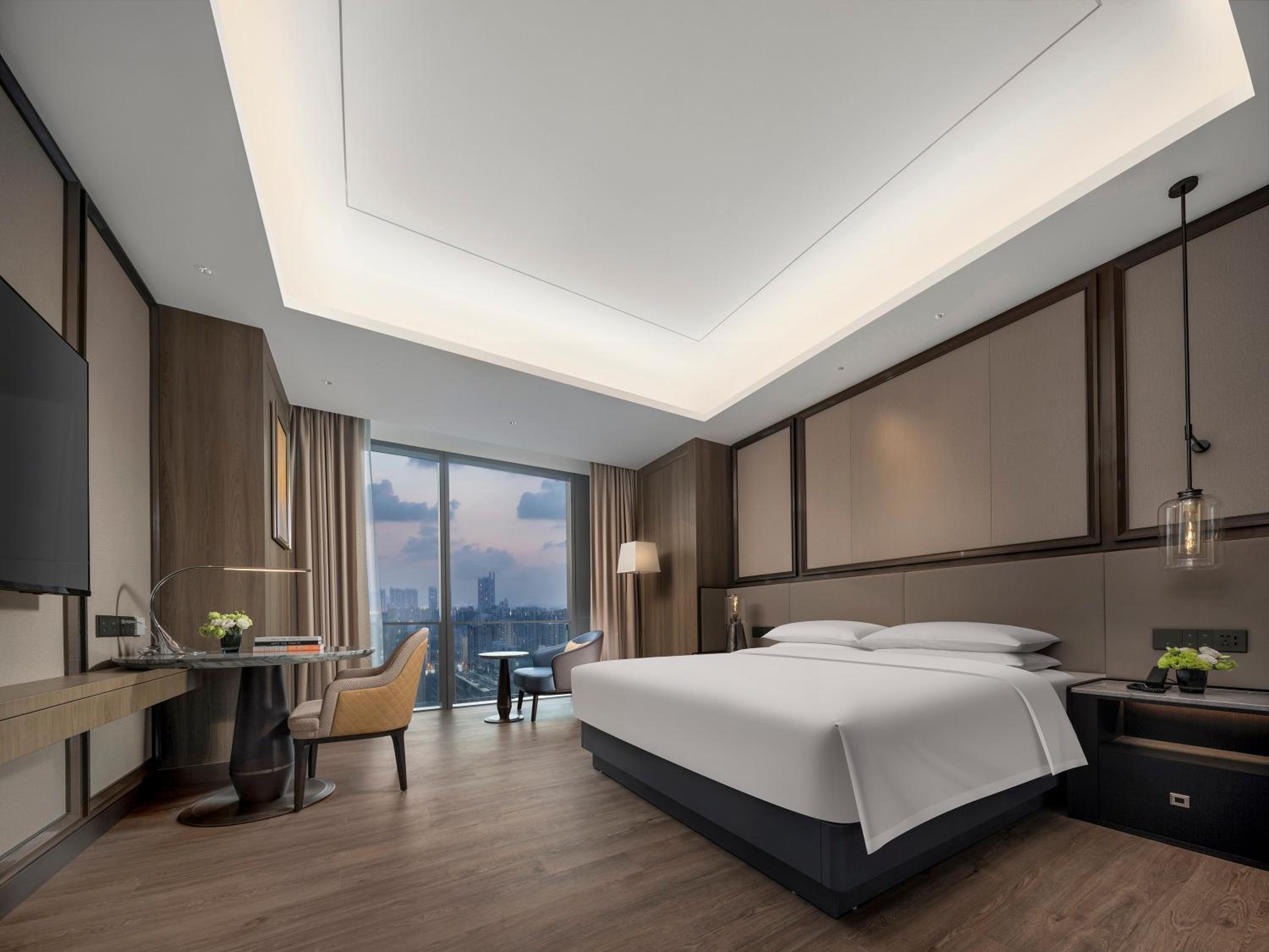 Standard King Room thumbnail 6