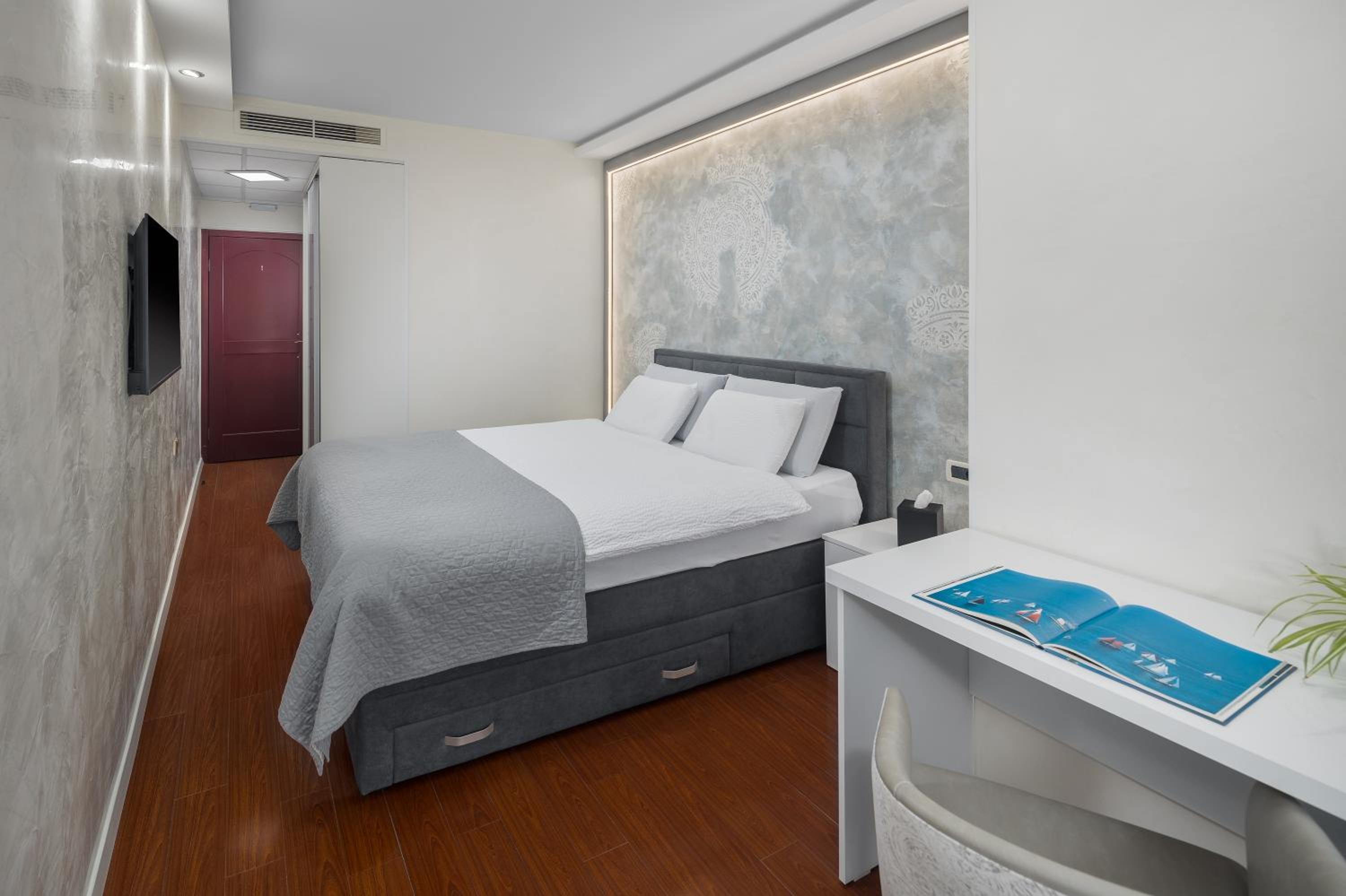 Double Room with Balcony and Street View photo 1