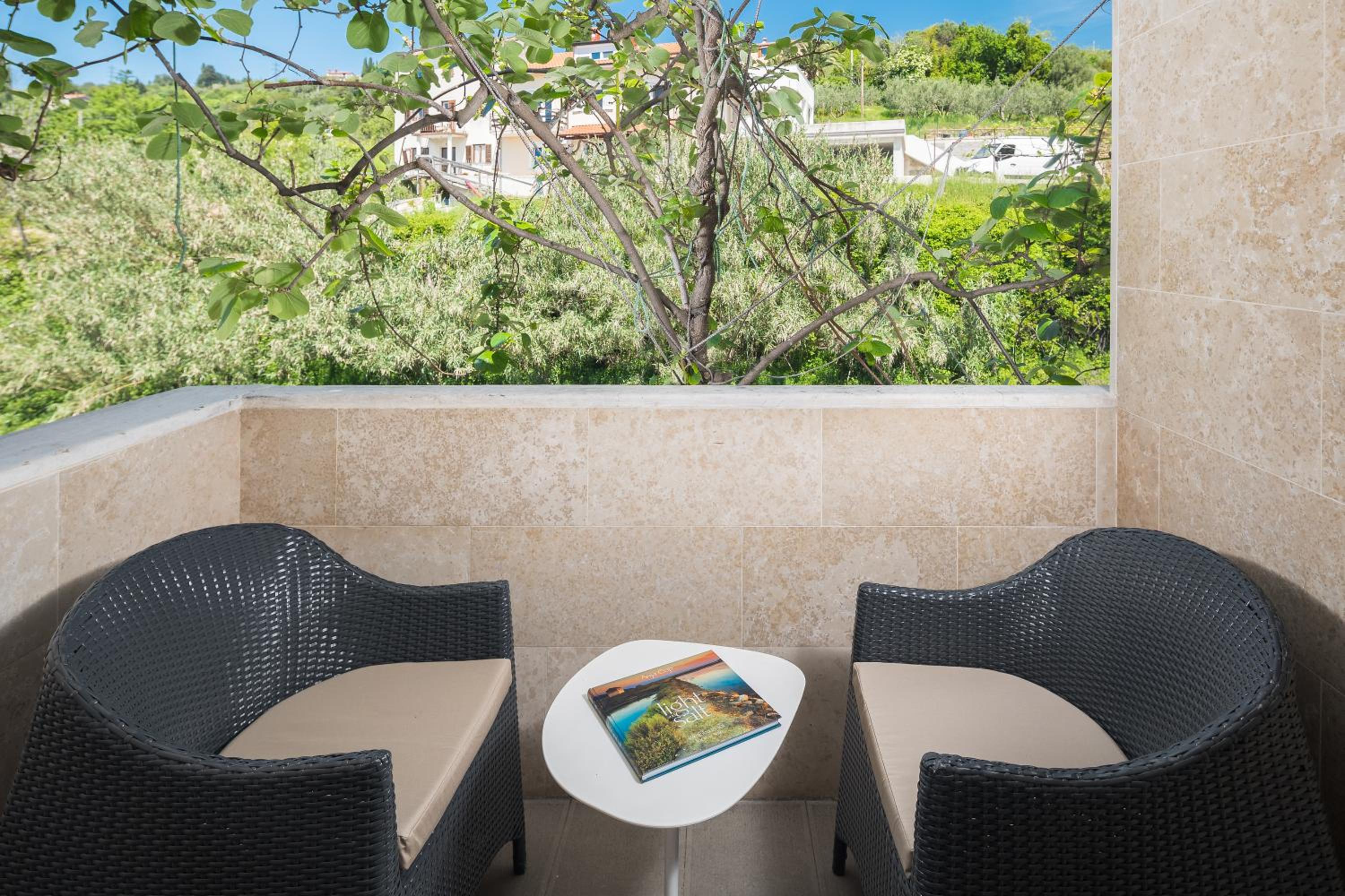 Double Room with Balcony and Street View photo 3