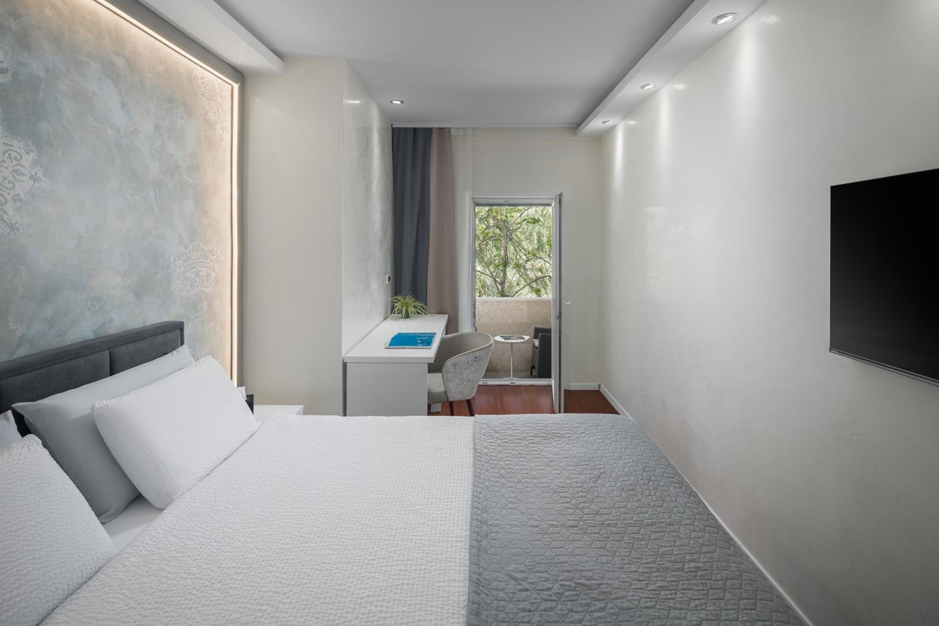 Double Room with Balcony and Street View photo 2