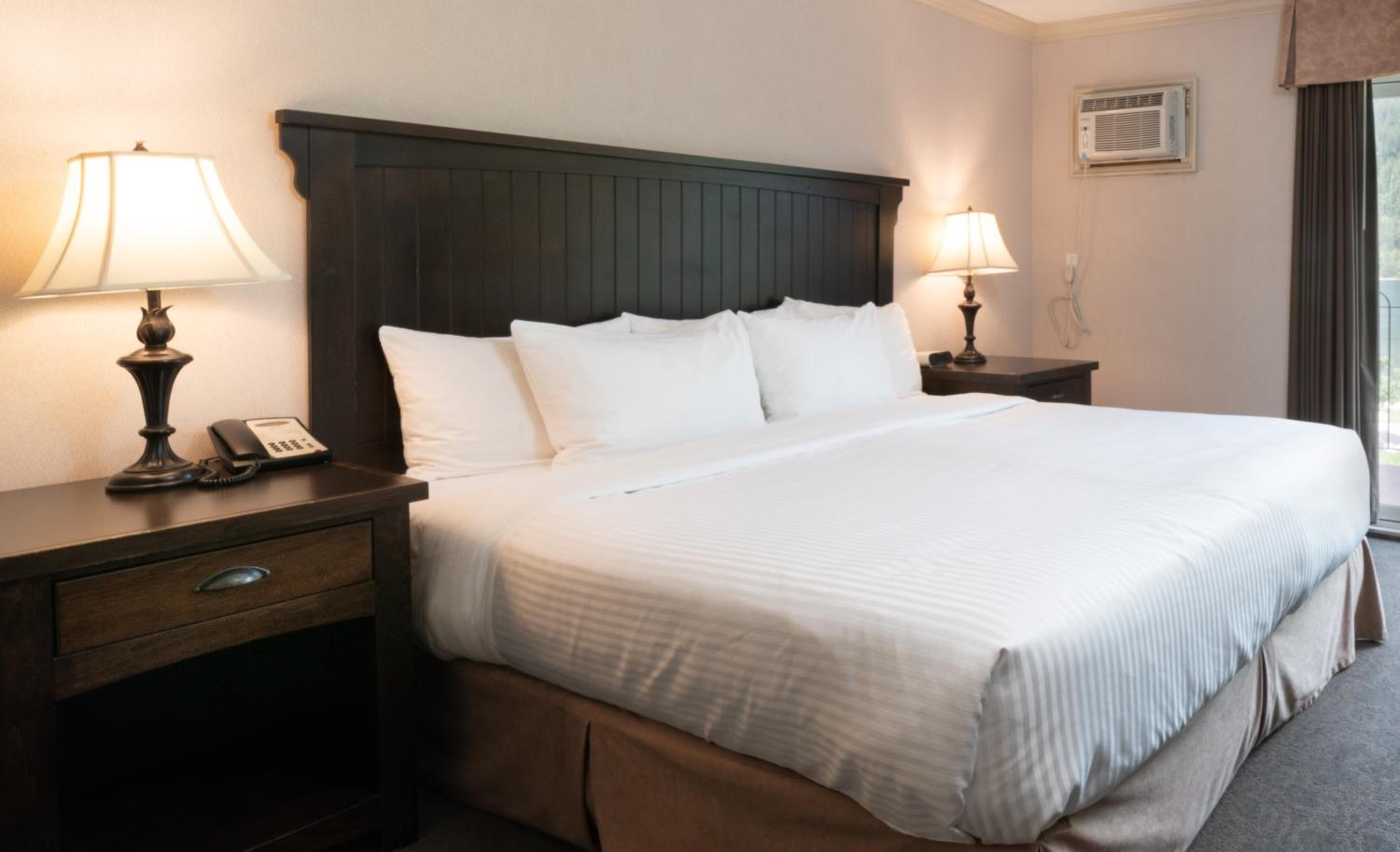 Queen Room with Two Queen Beds - Photo 3