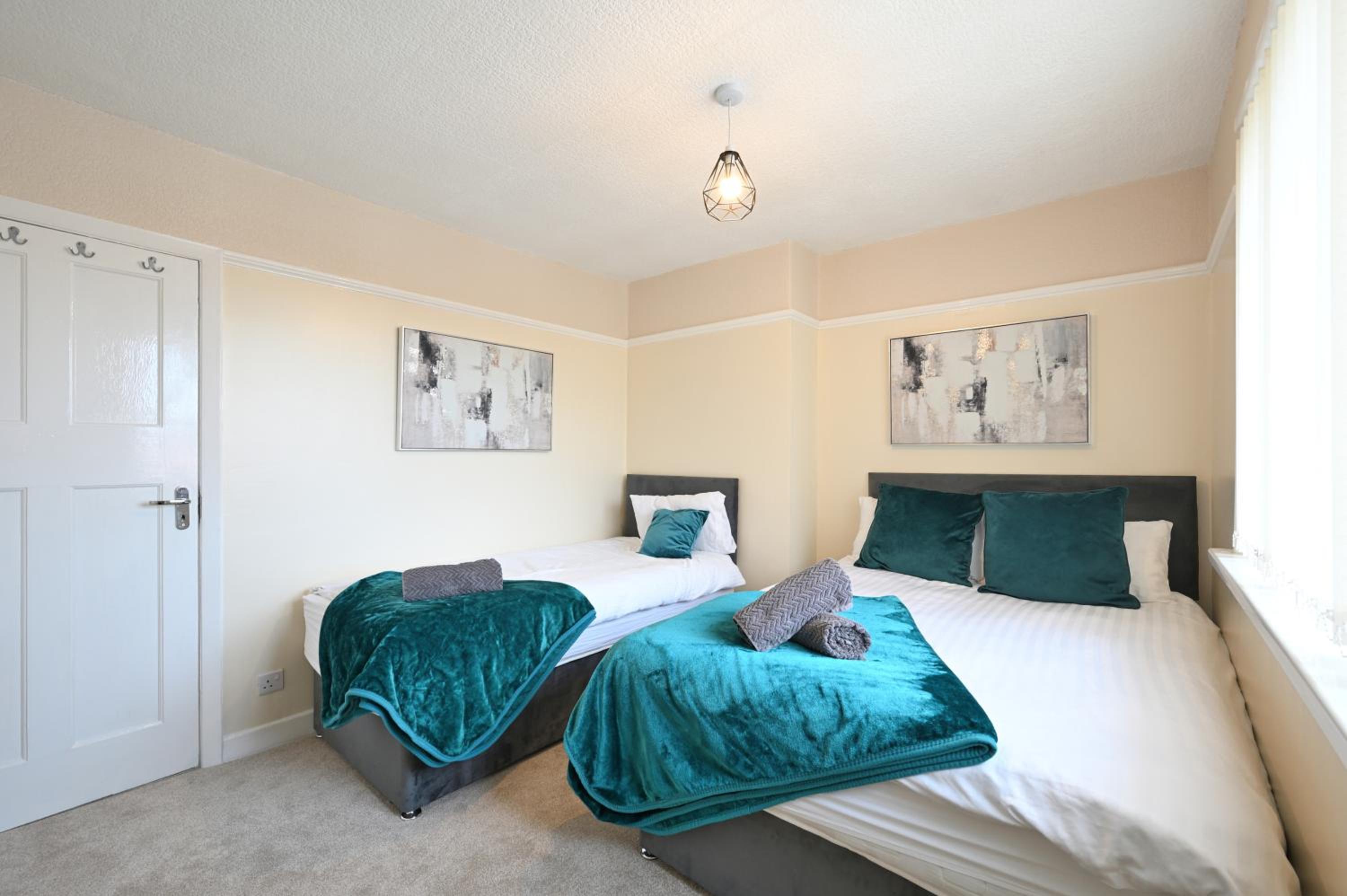 Three-Bedroom House photo 3