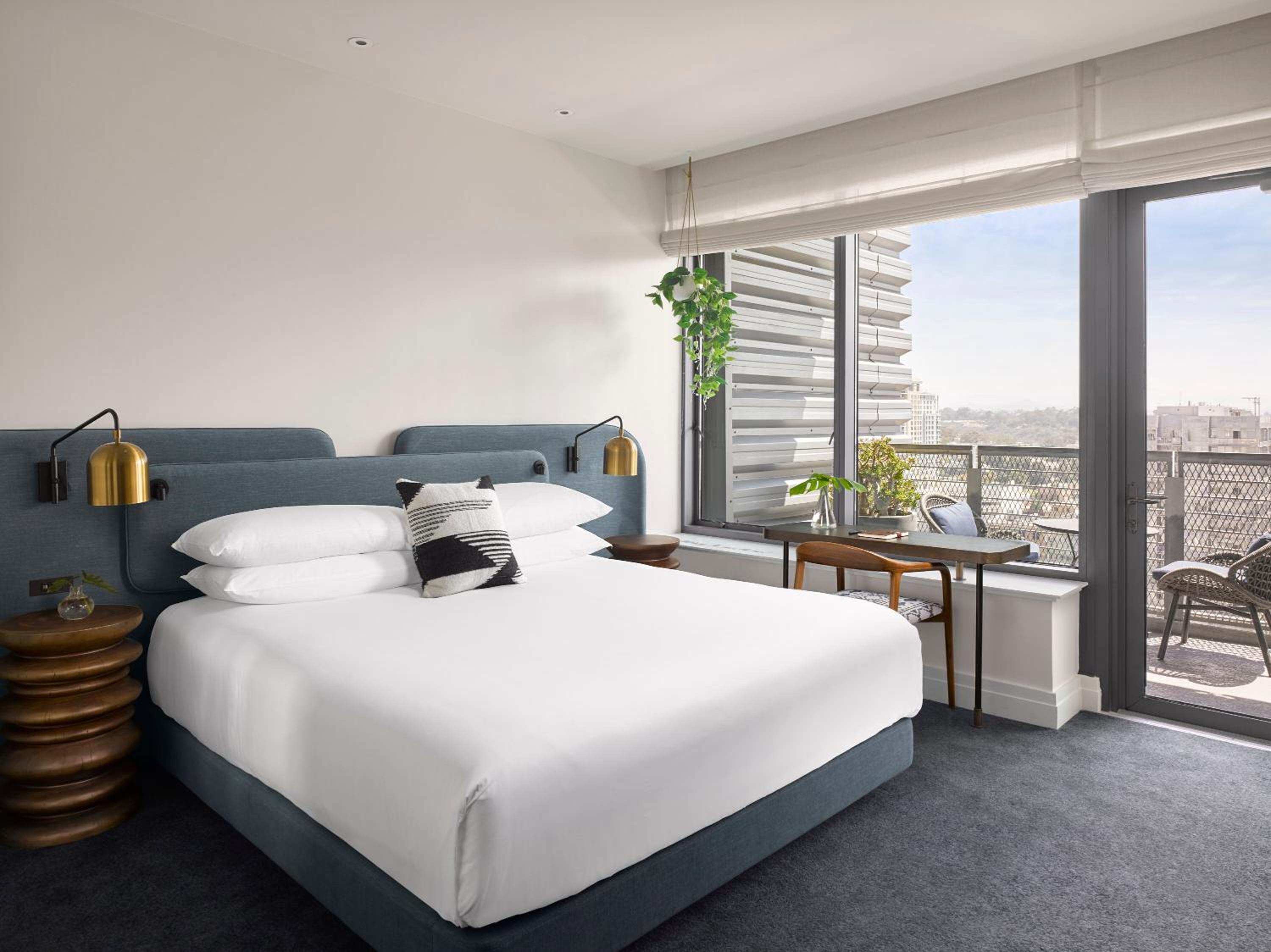 Premium King Room with Balcony and City View - Photo 7