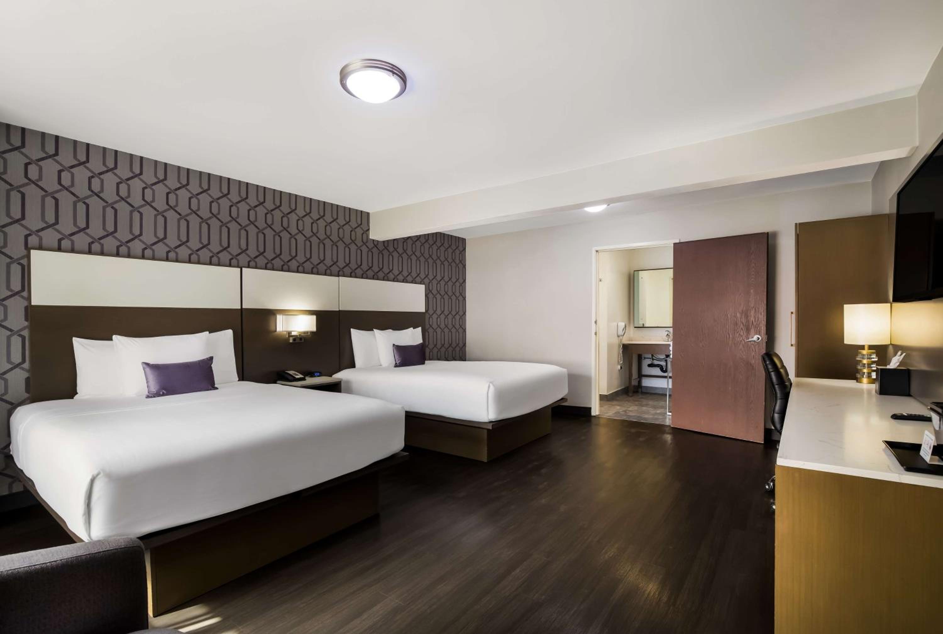 Double Room with Two Double Beds - Mobility Access photo 1