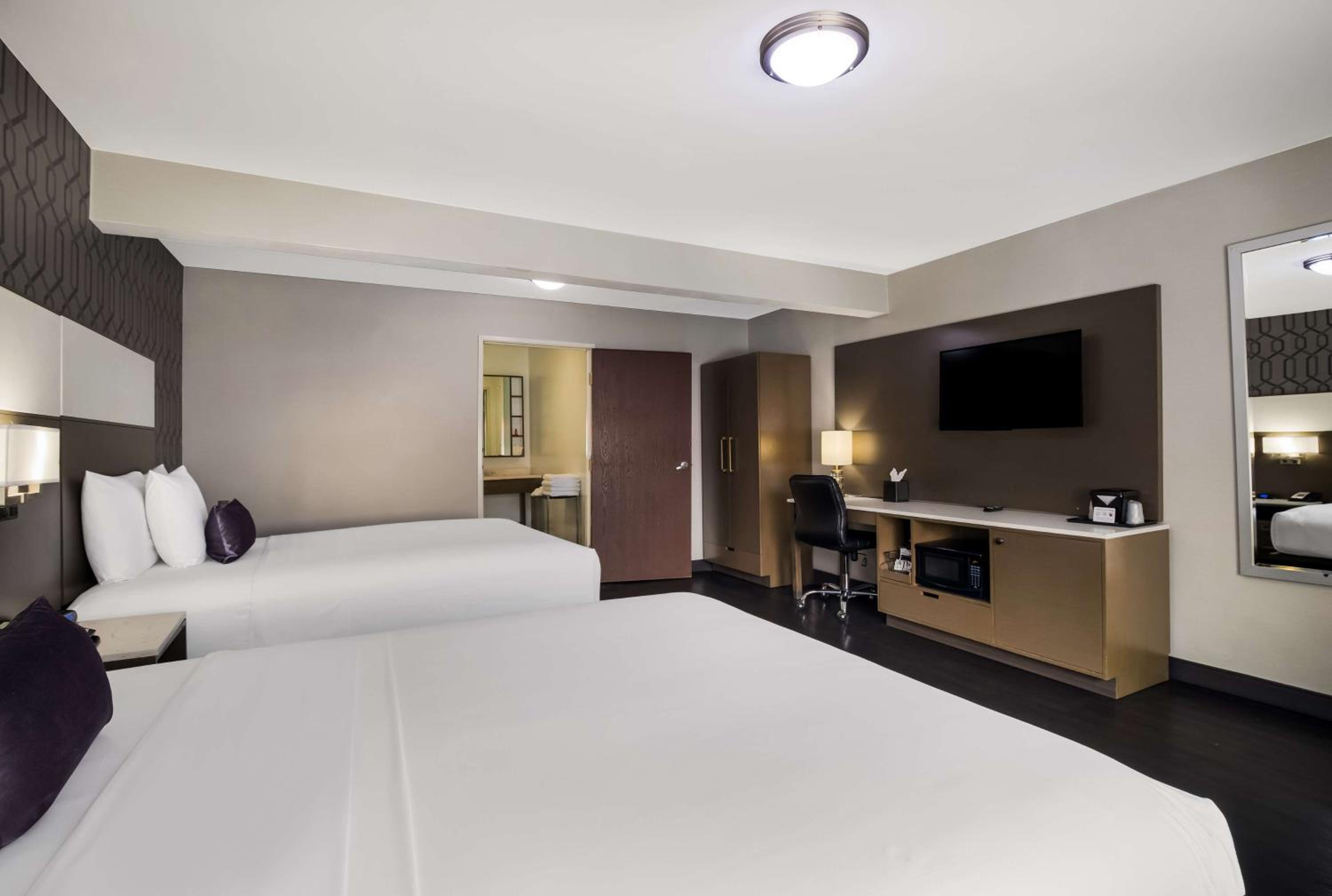 Double Room with Two Double Beds - Mobility Access photo 2