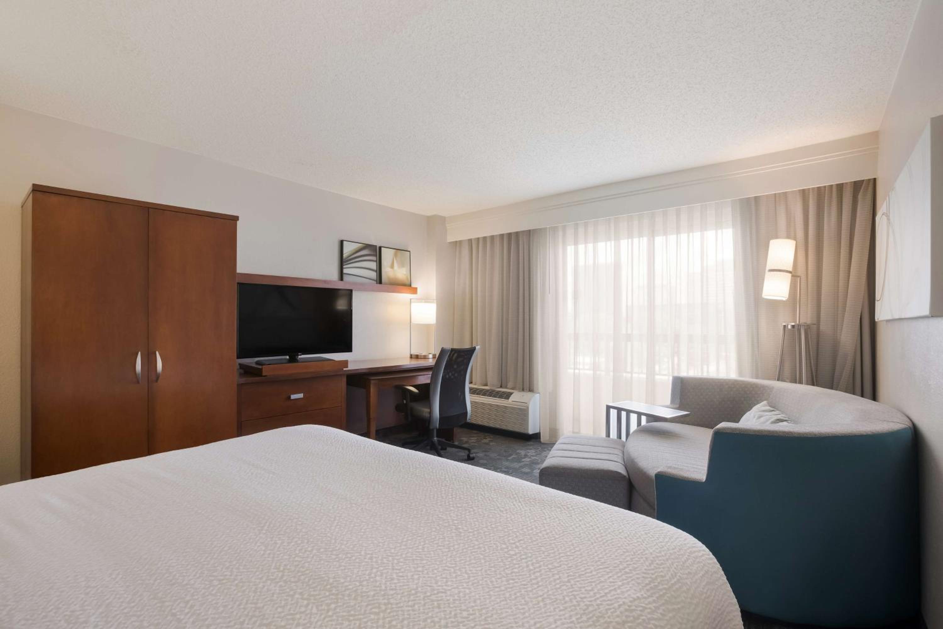 Deluxe King Room - Photo 7