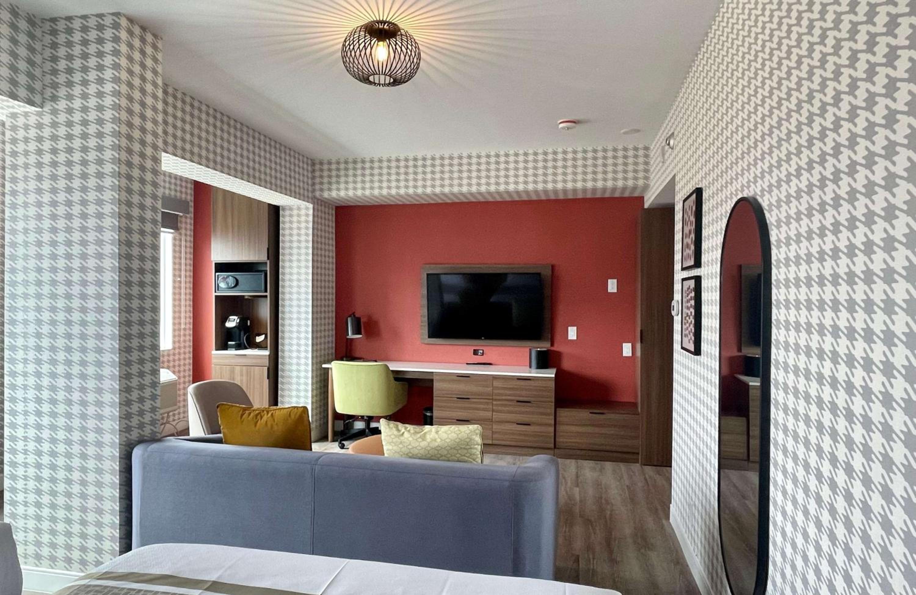 Queen Suite with Two Queen Beds - Photo 2