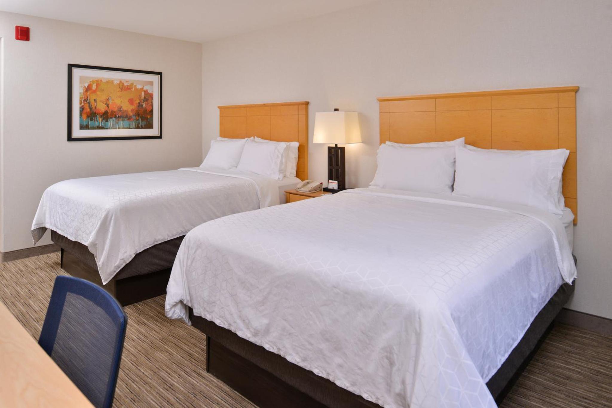 Standard Room with Two Queen Beds - Photo 2