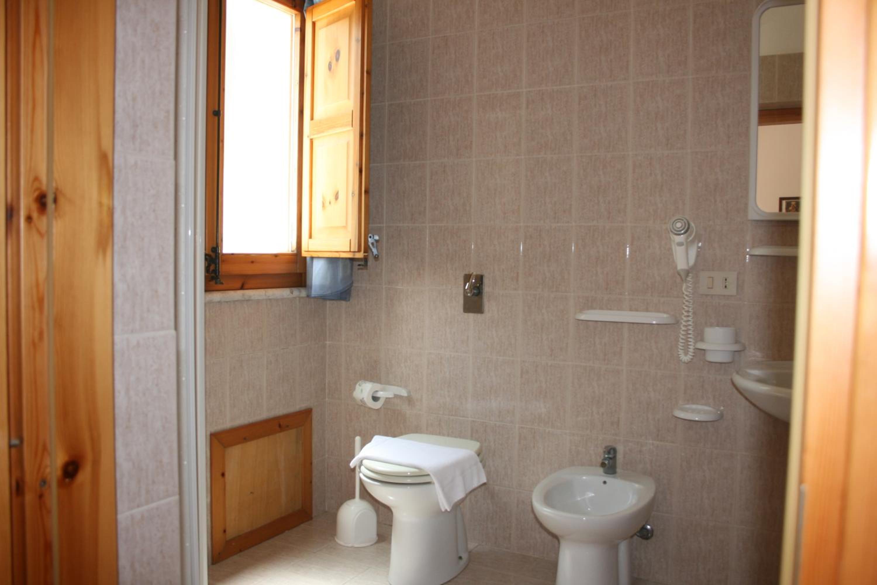Triple Room - Photo 9