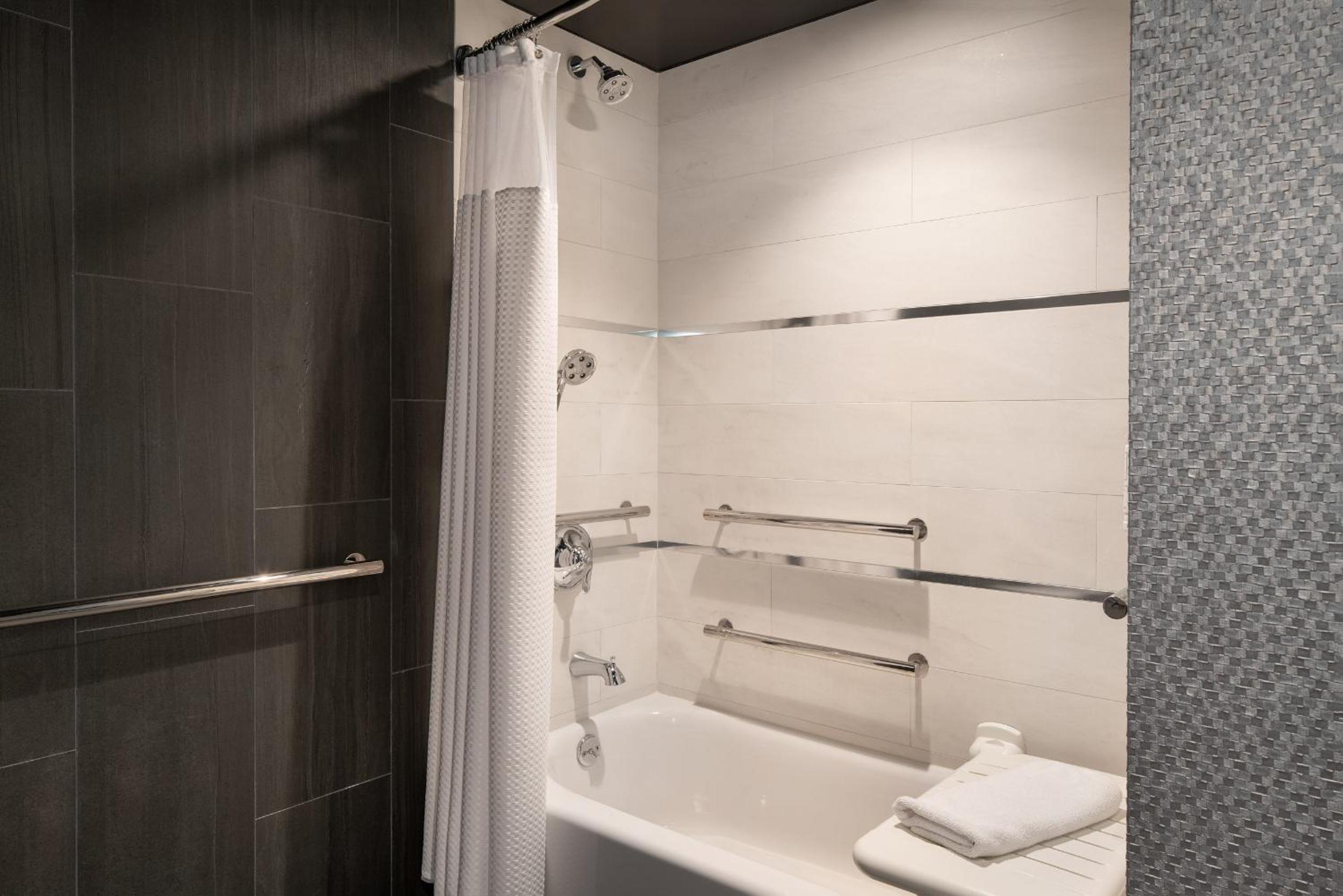 Queen Room with Two Queen Beds, City View and Adapted Tub - Mobility Accessible - Photo 10