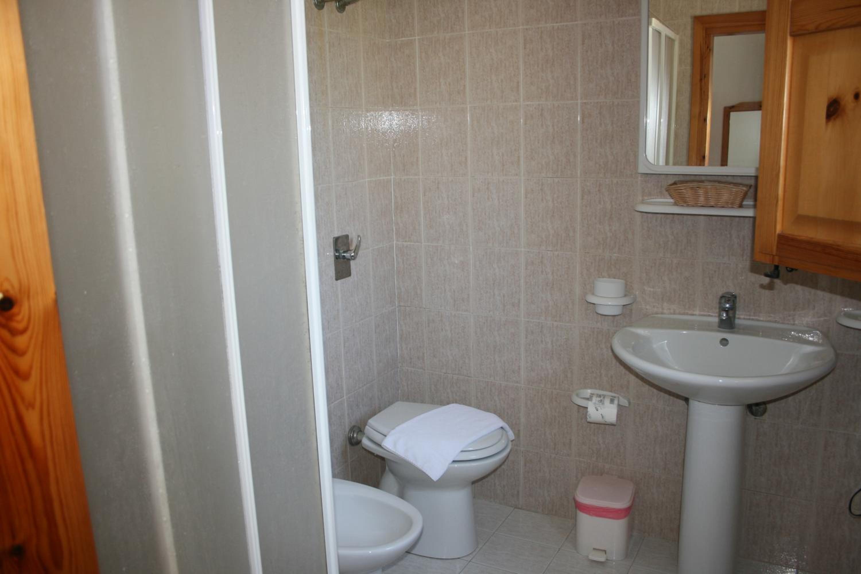 Double or Twin Room - Photo 9