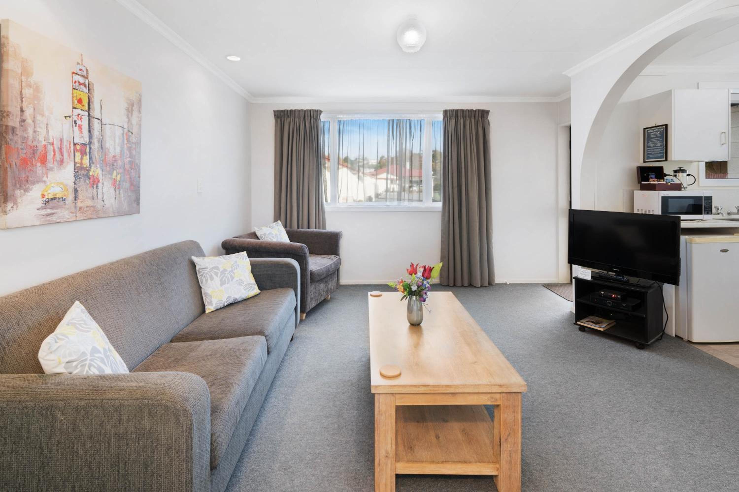One-Bedroom Suite - Photo 6