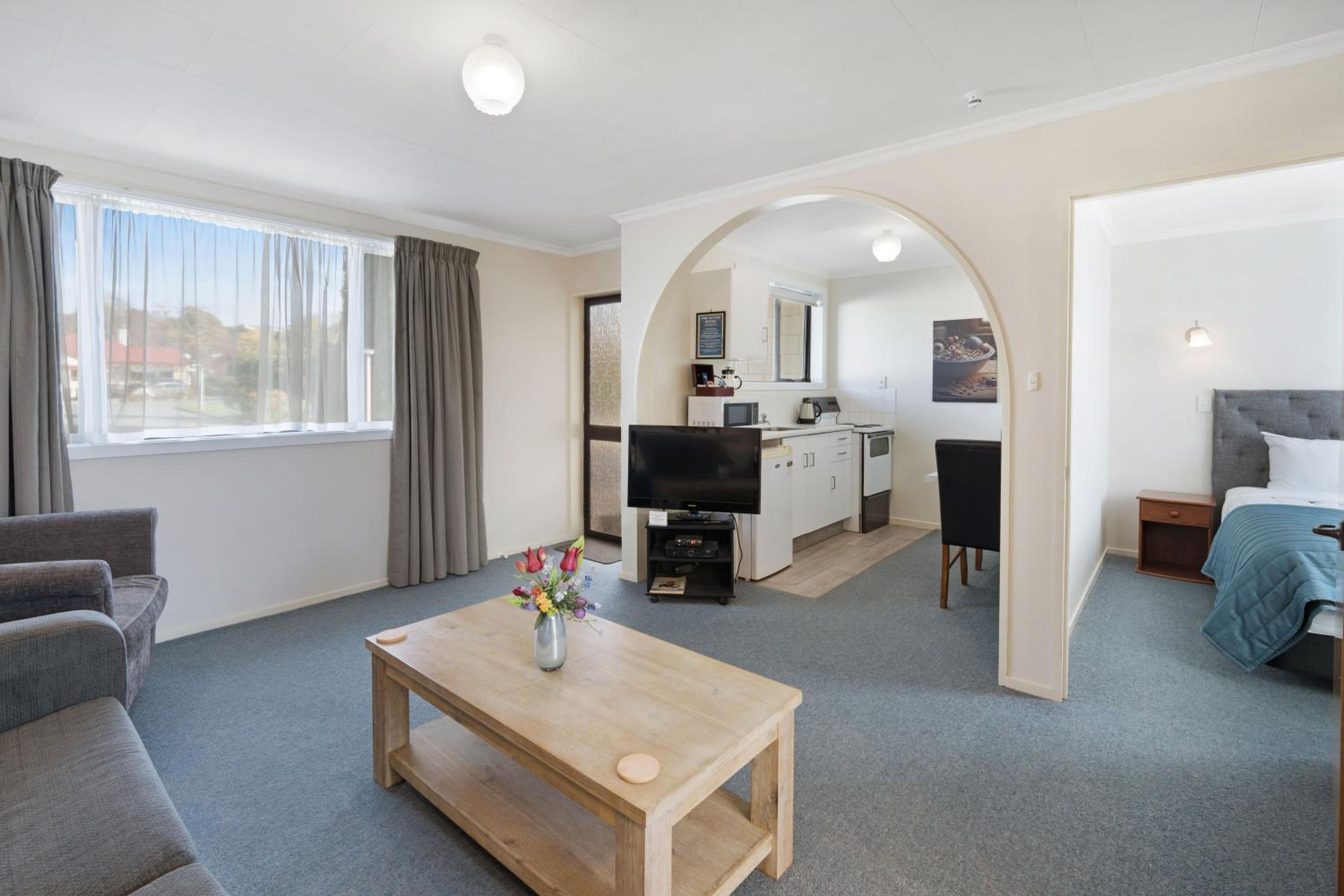 One-Bedroom Suite - Photo 4