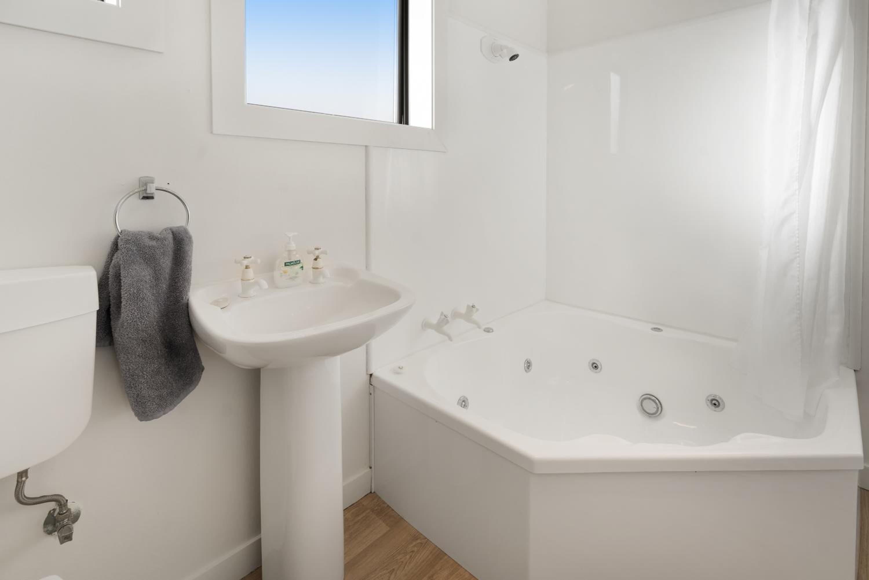 One-Bedroom Suite with Spa Bath - Photo 7