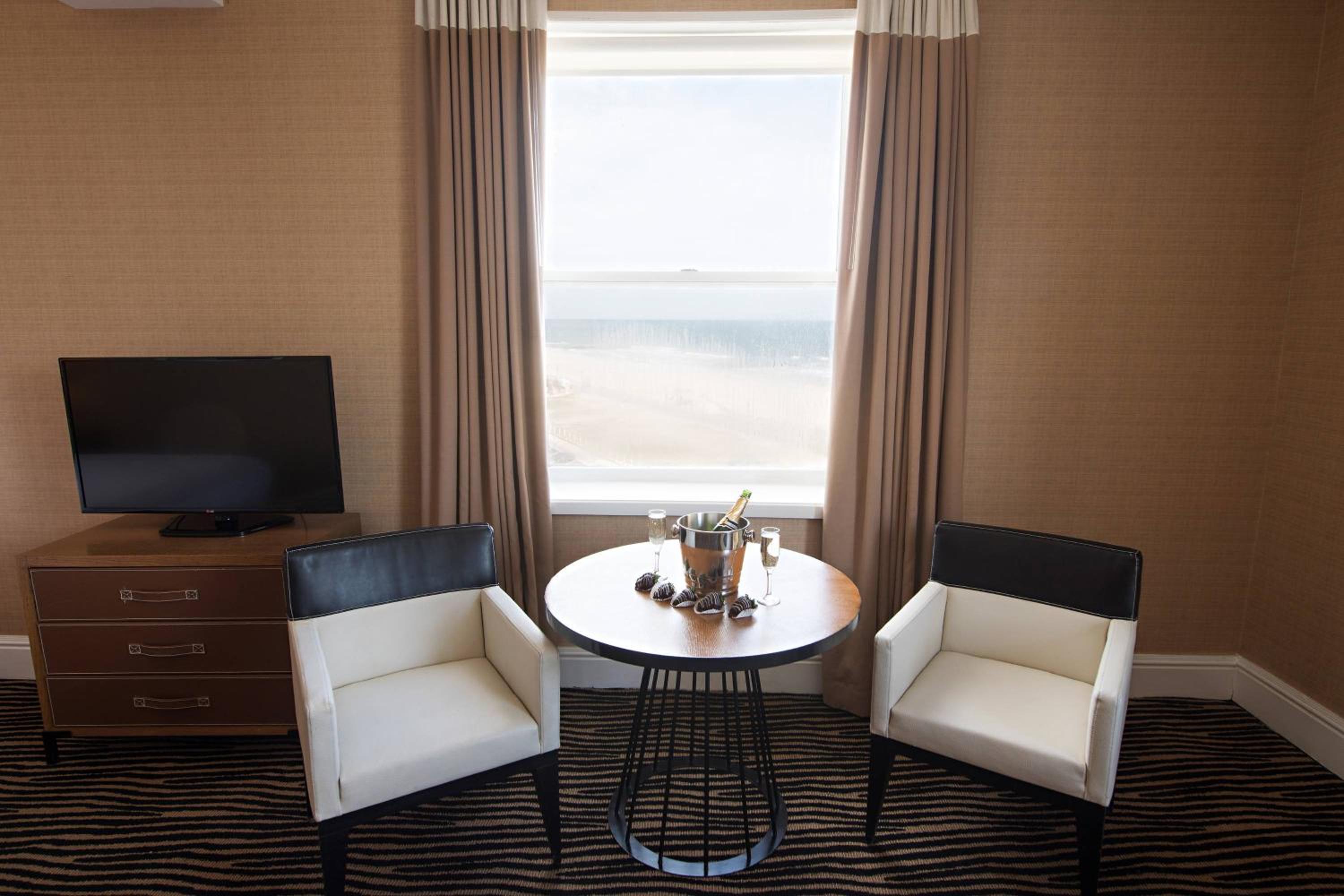 Deluxe King Room with Ocean View - Photo 2