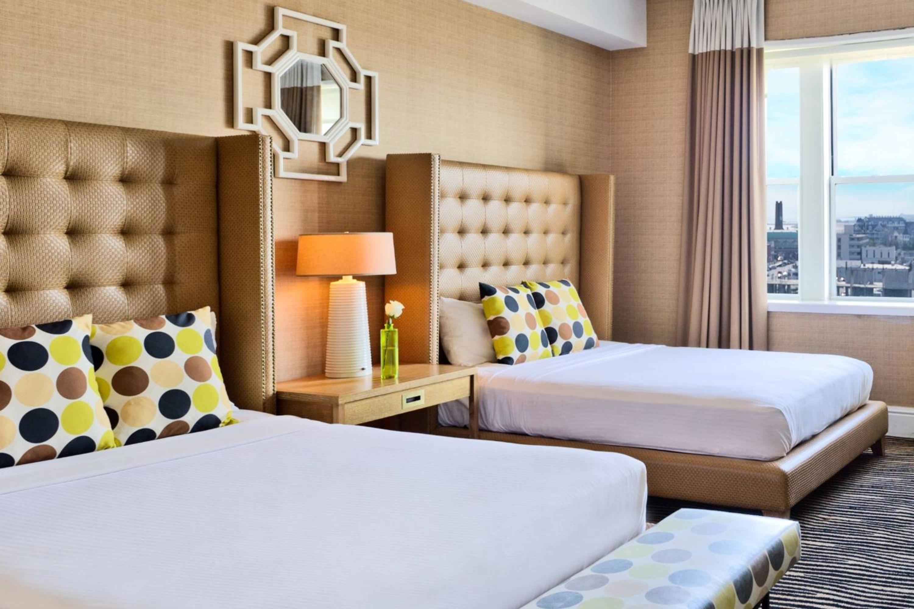 Standard Queen Room with Two Queen Beds - Photo 3