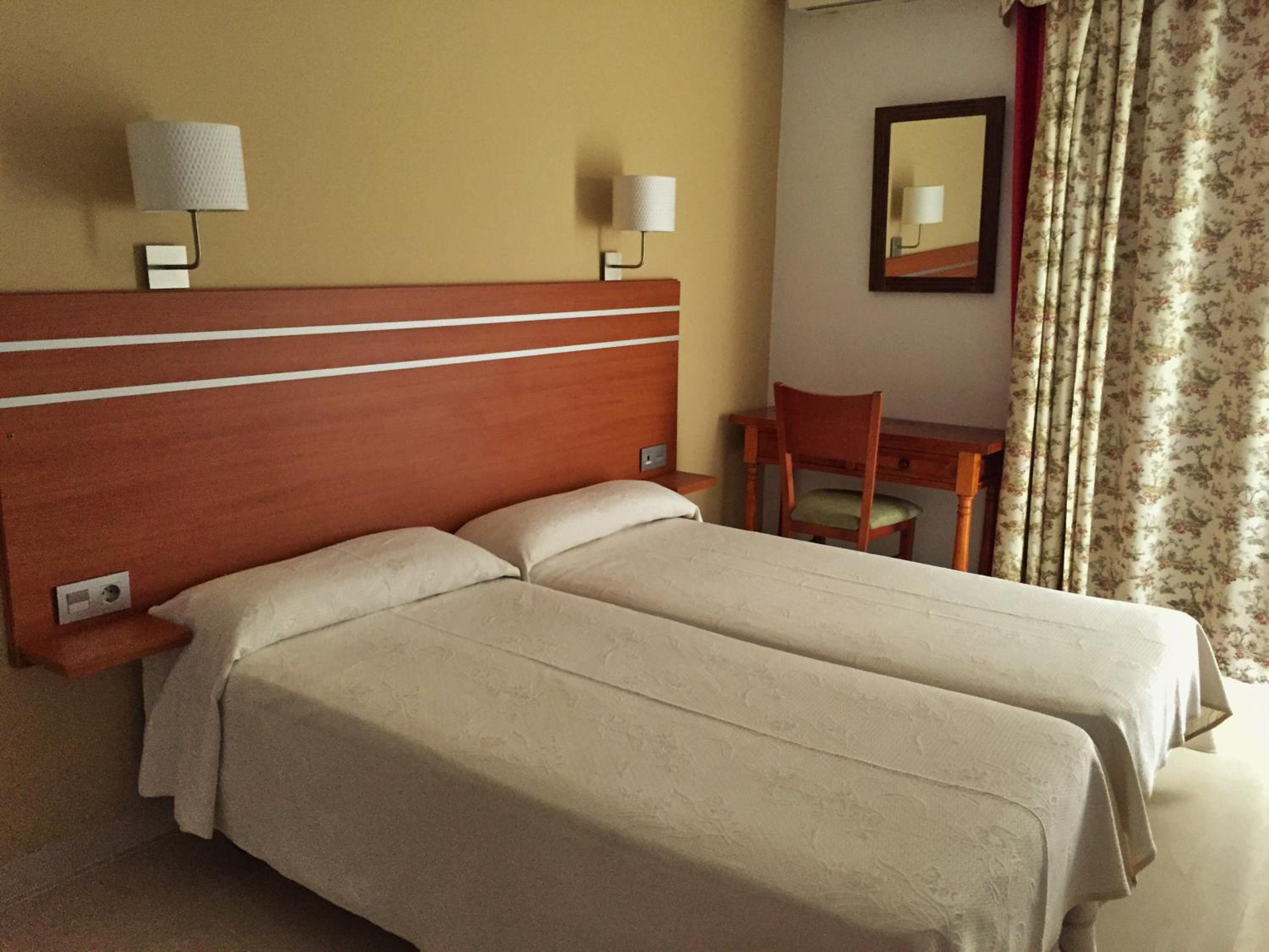 Twin Room - Photo 5