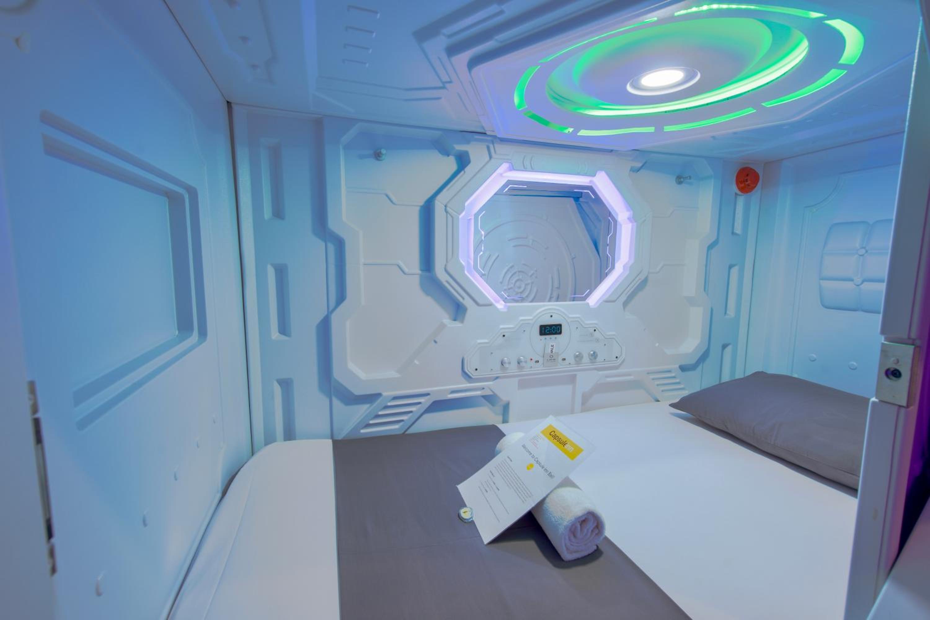 Bed in 10-Bed Female Capsule Room photo 1