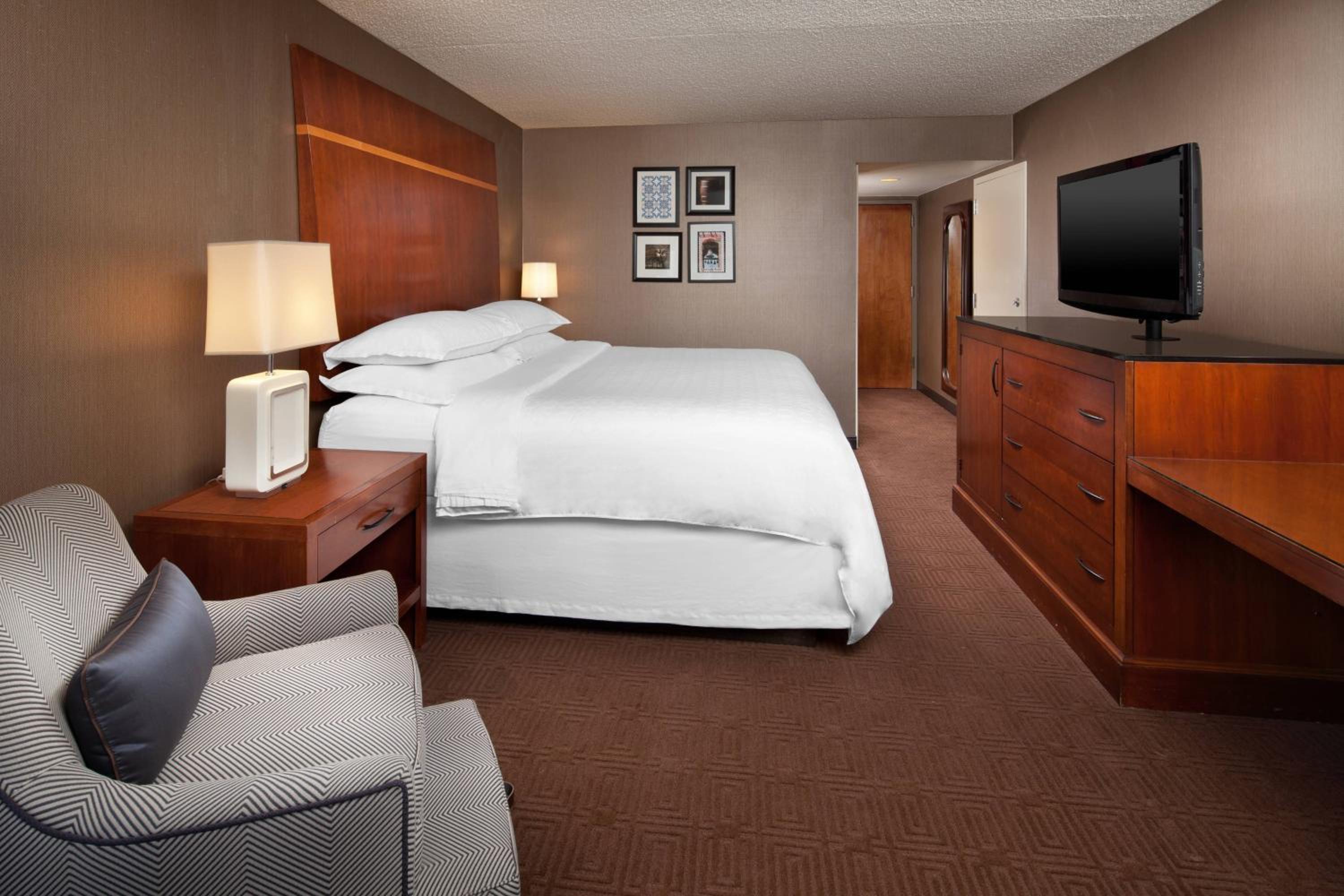 Club lounge access, Guest room, 1 King, Balcony - Photo 4