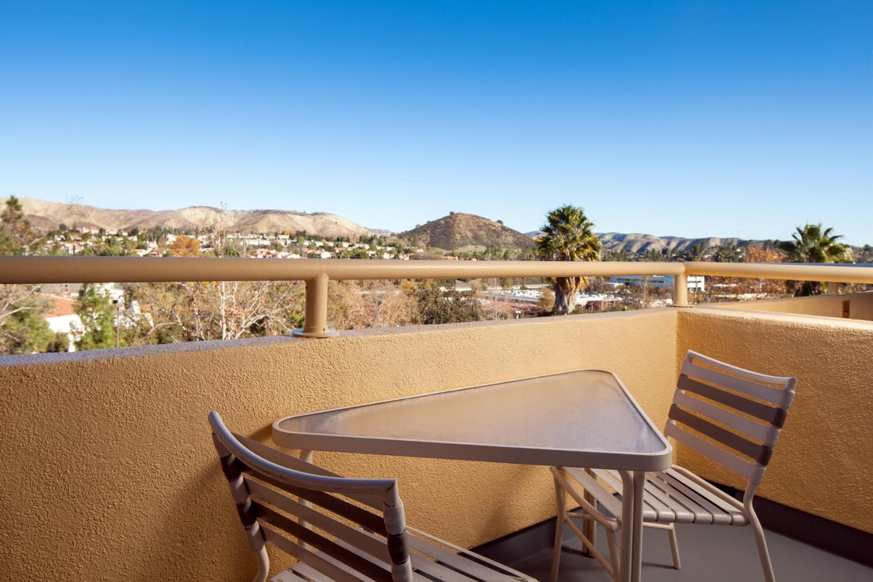 Club lounge access, Guest room, 1 King, Balcony - Photo 5
