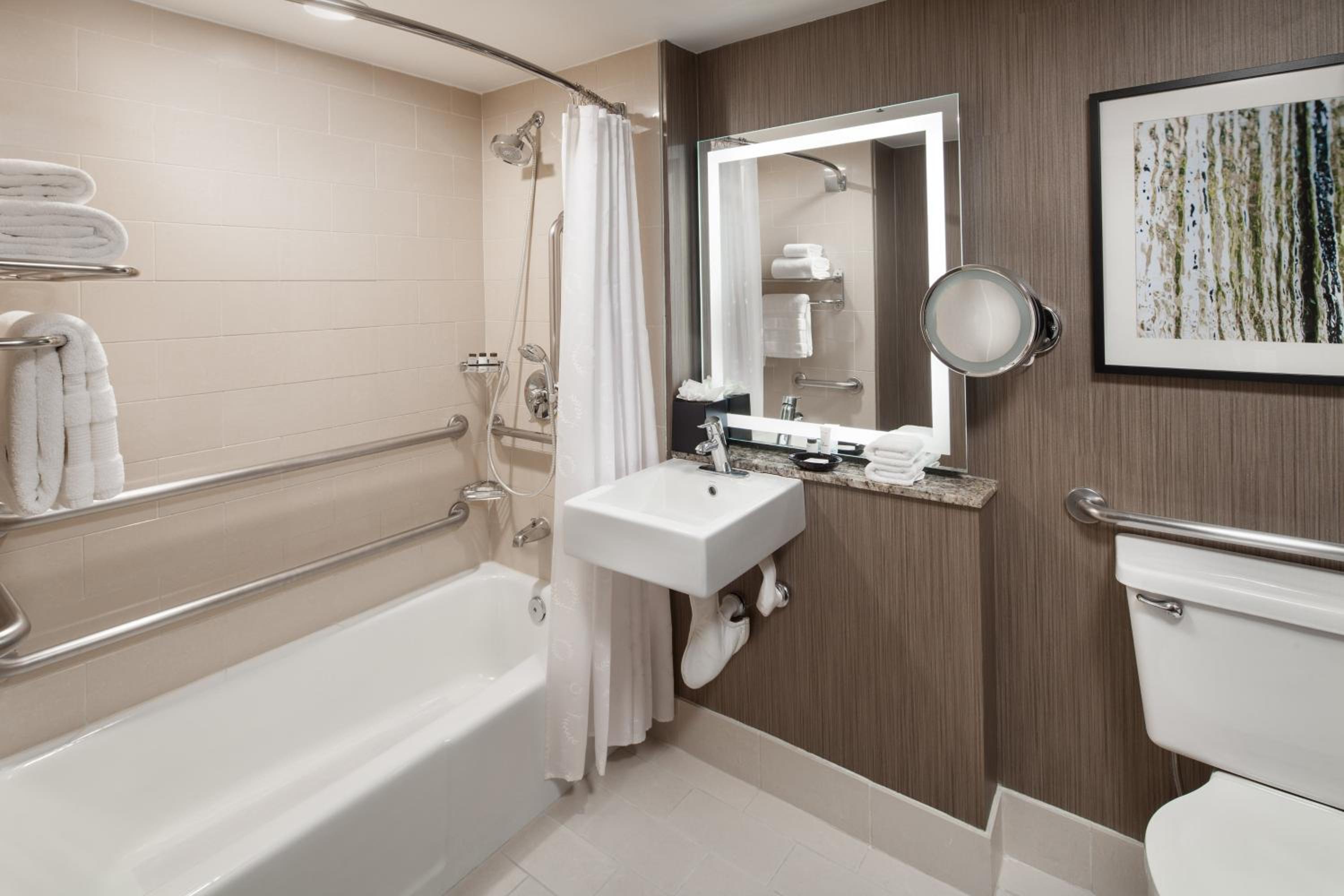 Club lounge access, Guest room, 1 King, Balcony - Photo 8